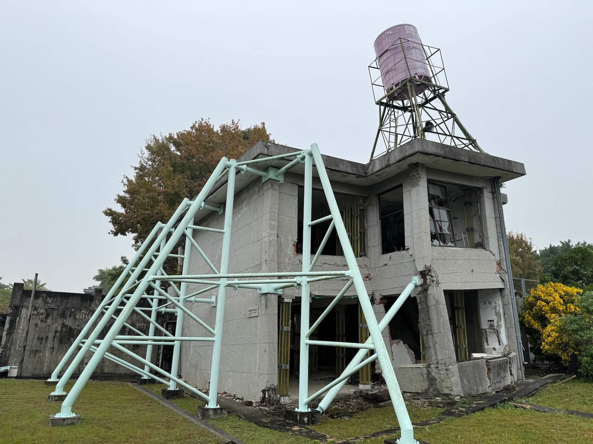 倒塌的校舍，建築斷裂嚴重