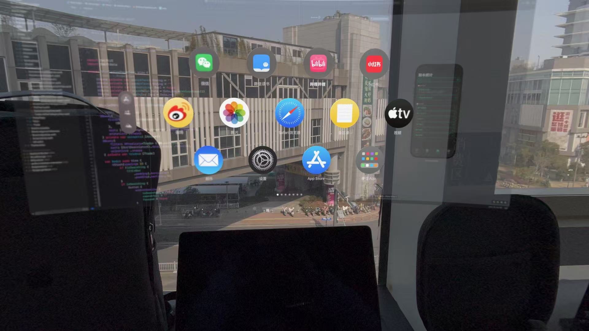 使用 Vision Pro 搭配 MacBook Pro 在书店办公