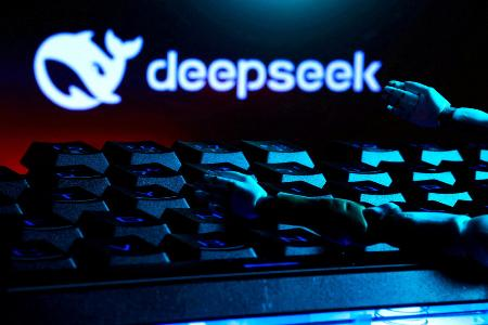 中国AI革命:政府投资1.4万亿,DeepSeek挑战硅谷,小学生玩转AI机器人