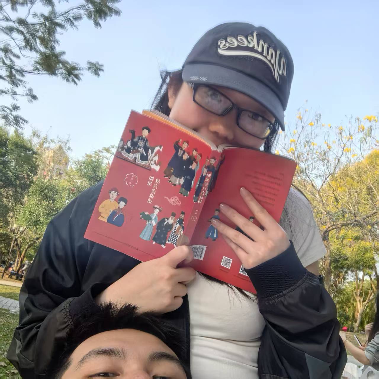 草坪读书的美丽女子