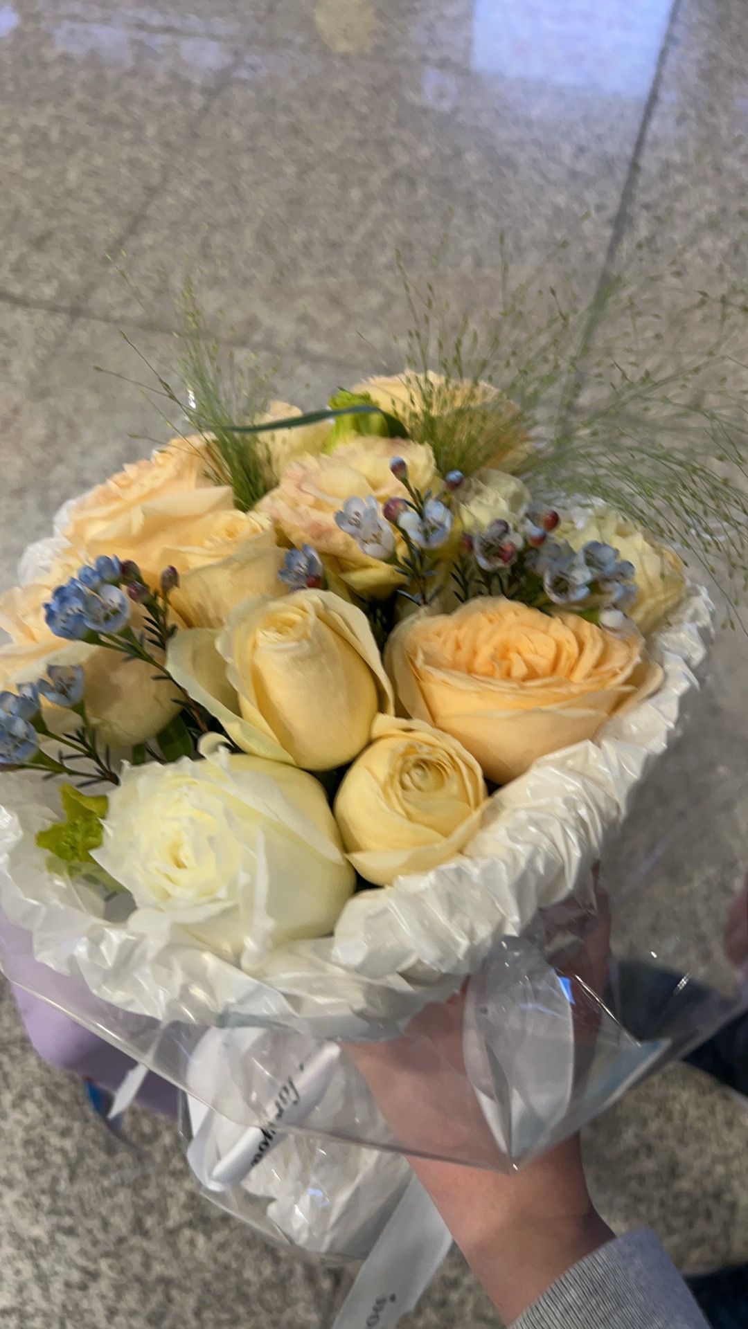 给回到深圳的王超超女士一束鲜花