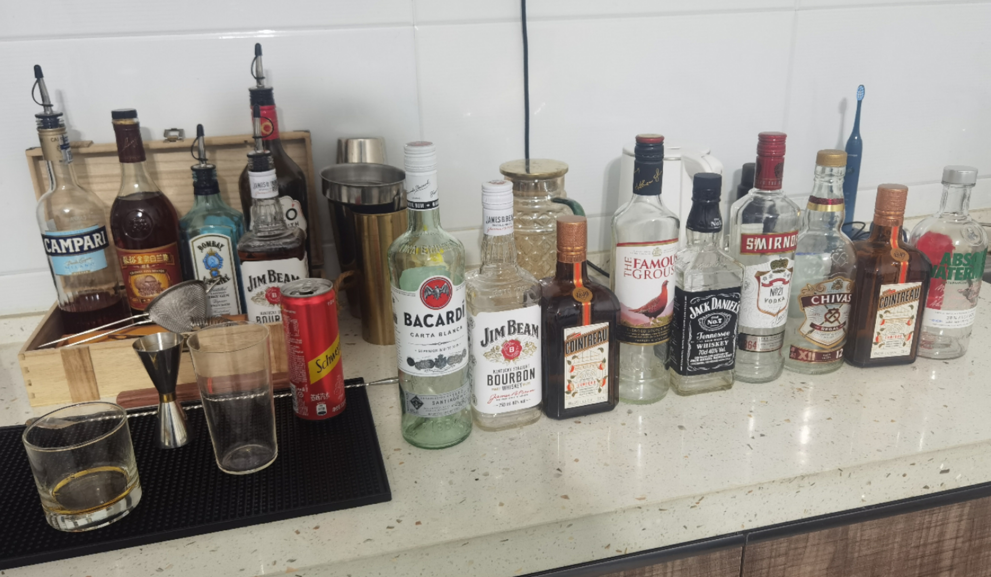 但这个小书架明显已经摆不下这么多酒瓶了