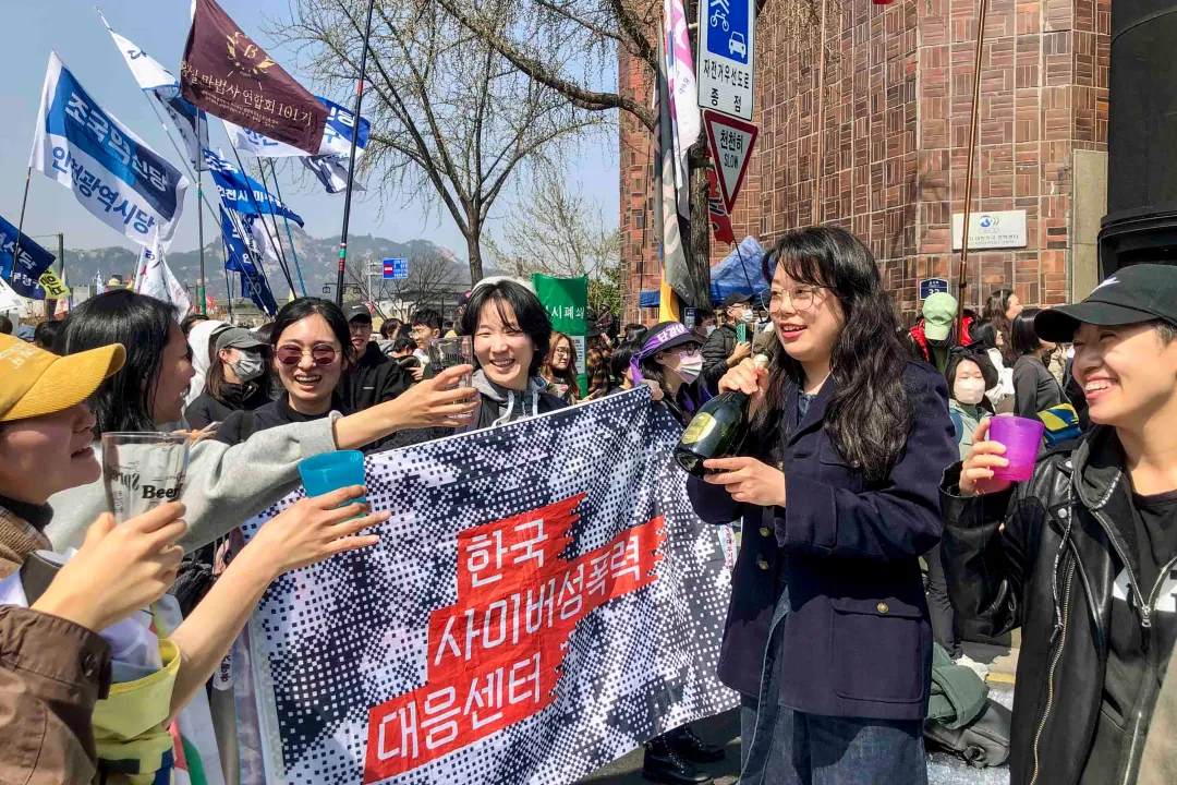 2025年4月4日，尹锡悦弹劾成功，广场上韩国网络性暴力应对中心（KCSVRC）的行动者们