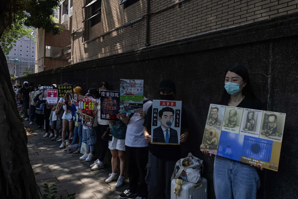2025年5月13日，台北地方法院，开庭前民众排队进入法庭旁听
