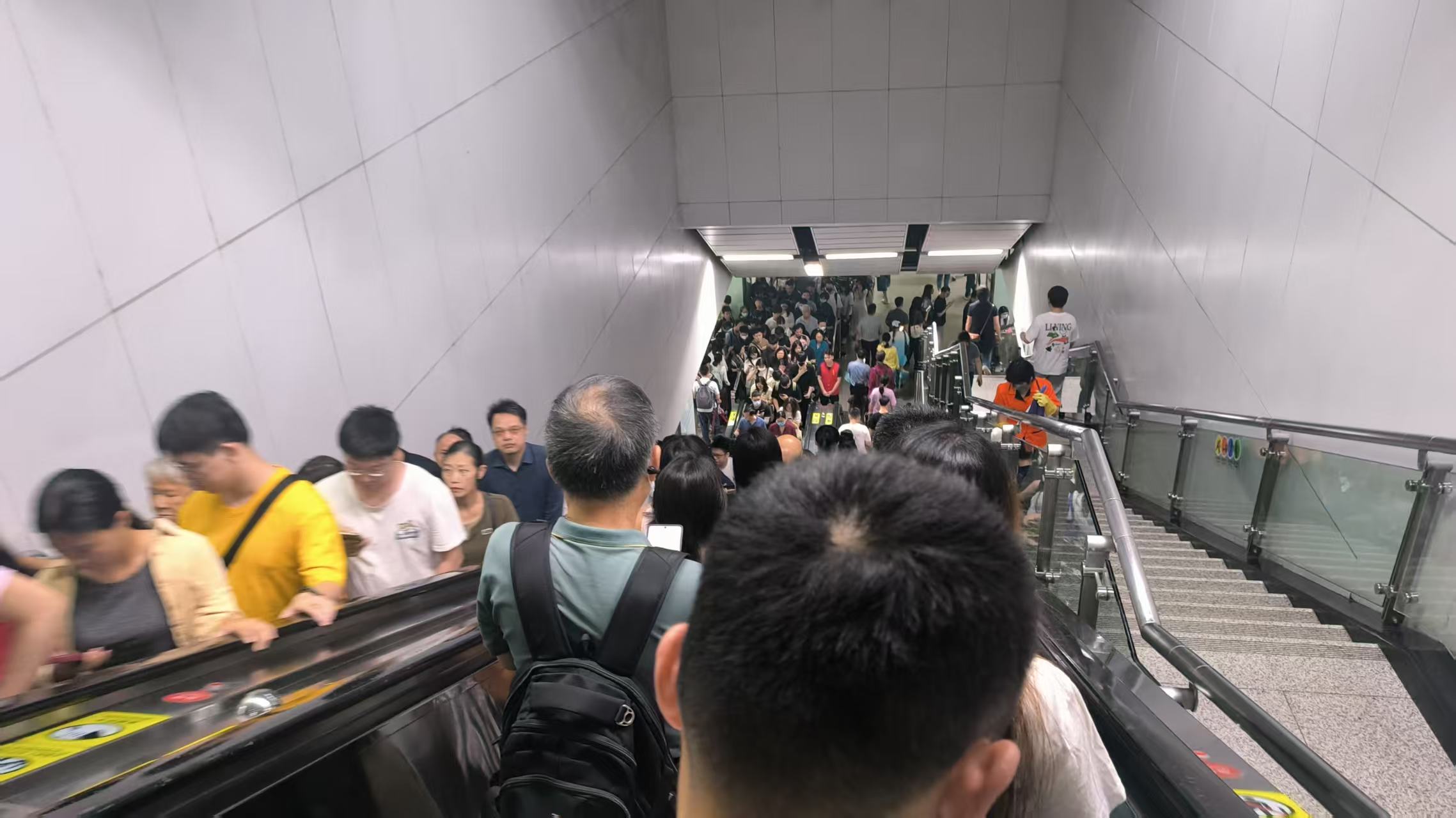 换乘时的人山人海.jpg