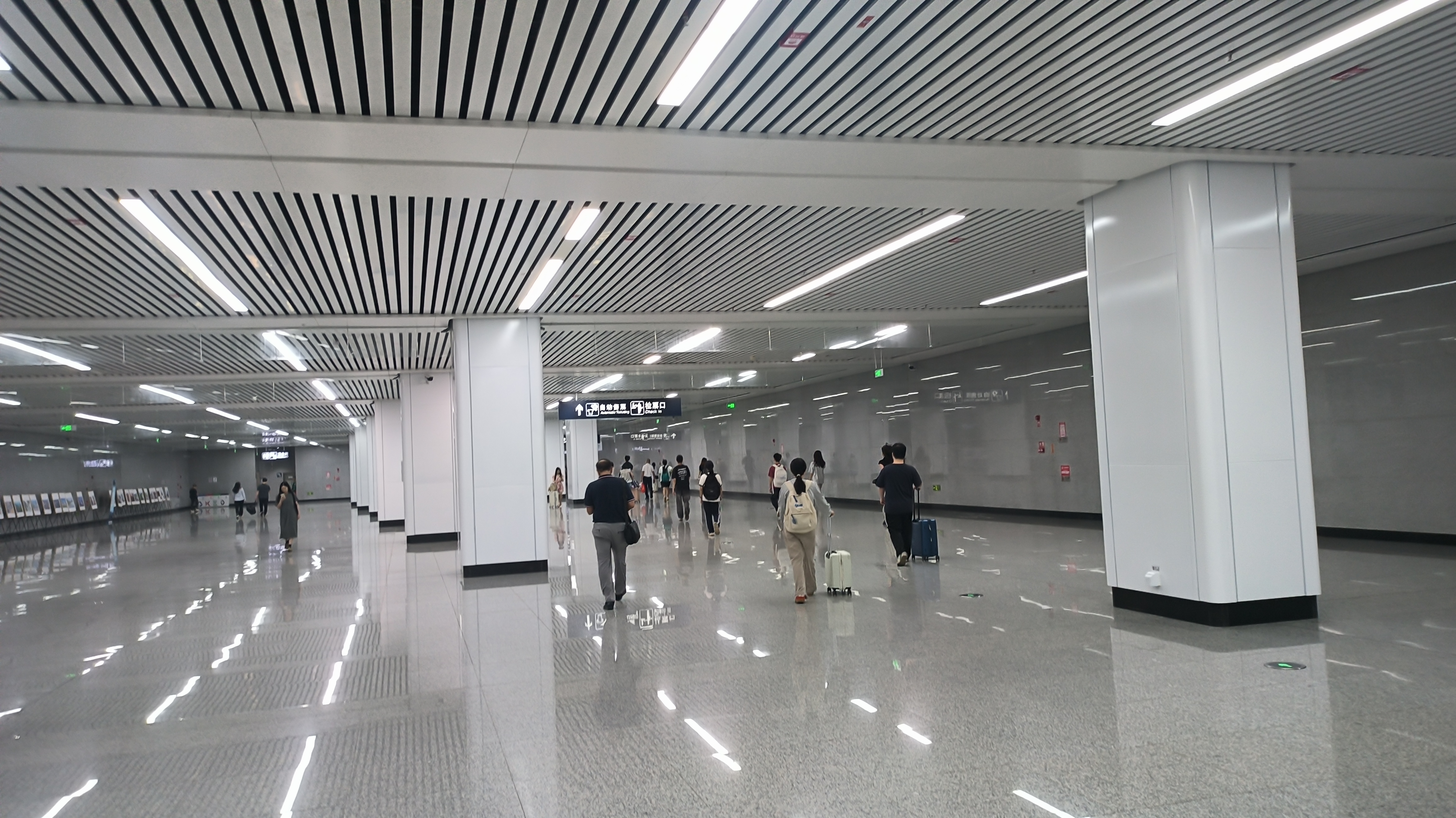 车站里奔跑的人们.jpg