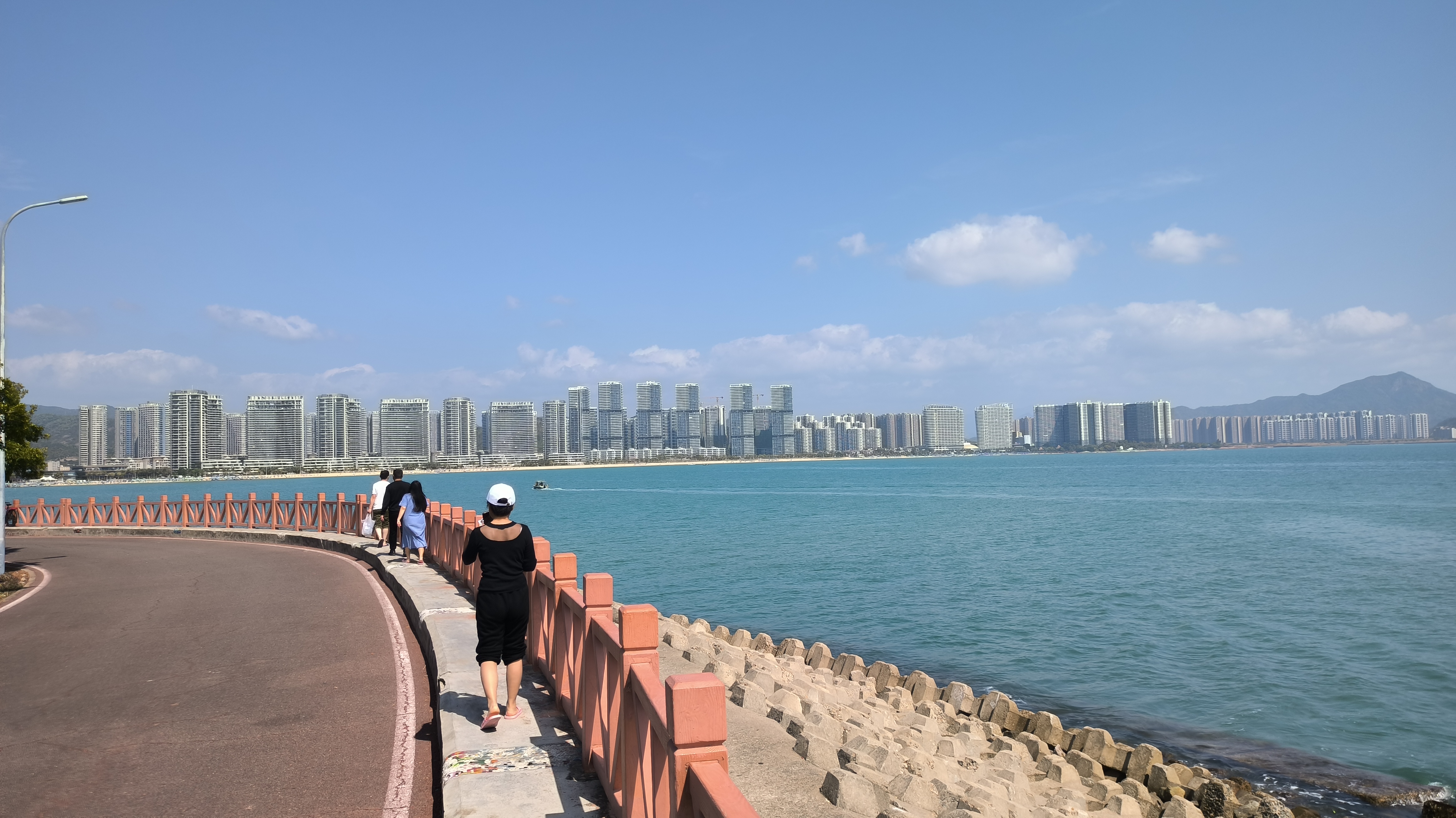 和家人一起在海边漫步.jpg