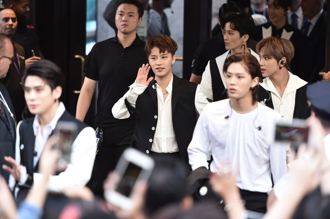 NCT乐队成员泰一（中）在纽约，摄于2019年