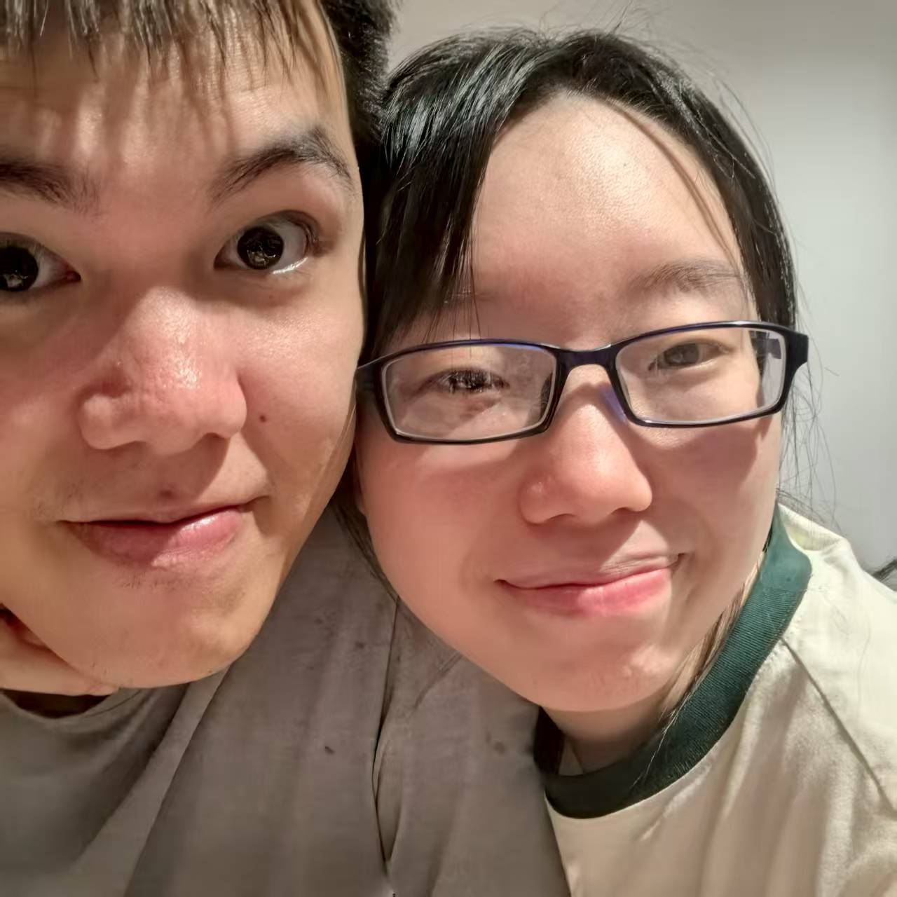 小区羽毛球大赛的赛后贴贴环节