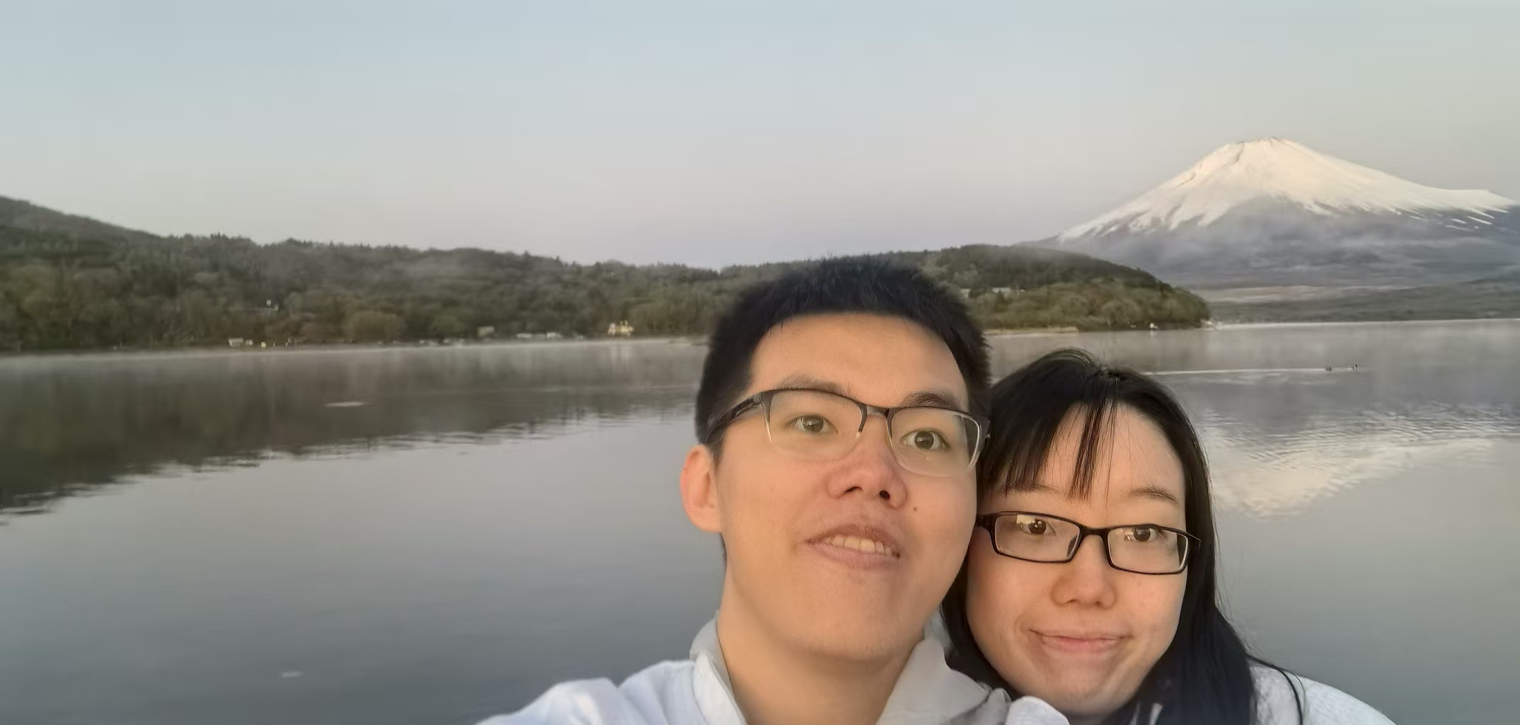 穿着酒店浴衣，在日出前的富士山下~