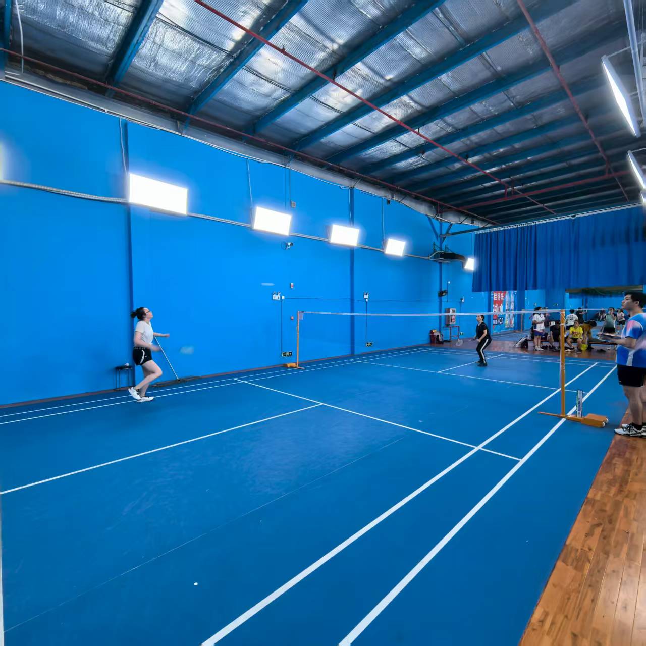 王超超竞争小区级羽毛球冠军留念！