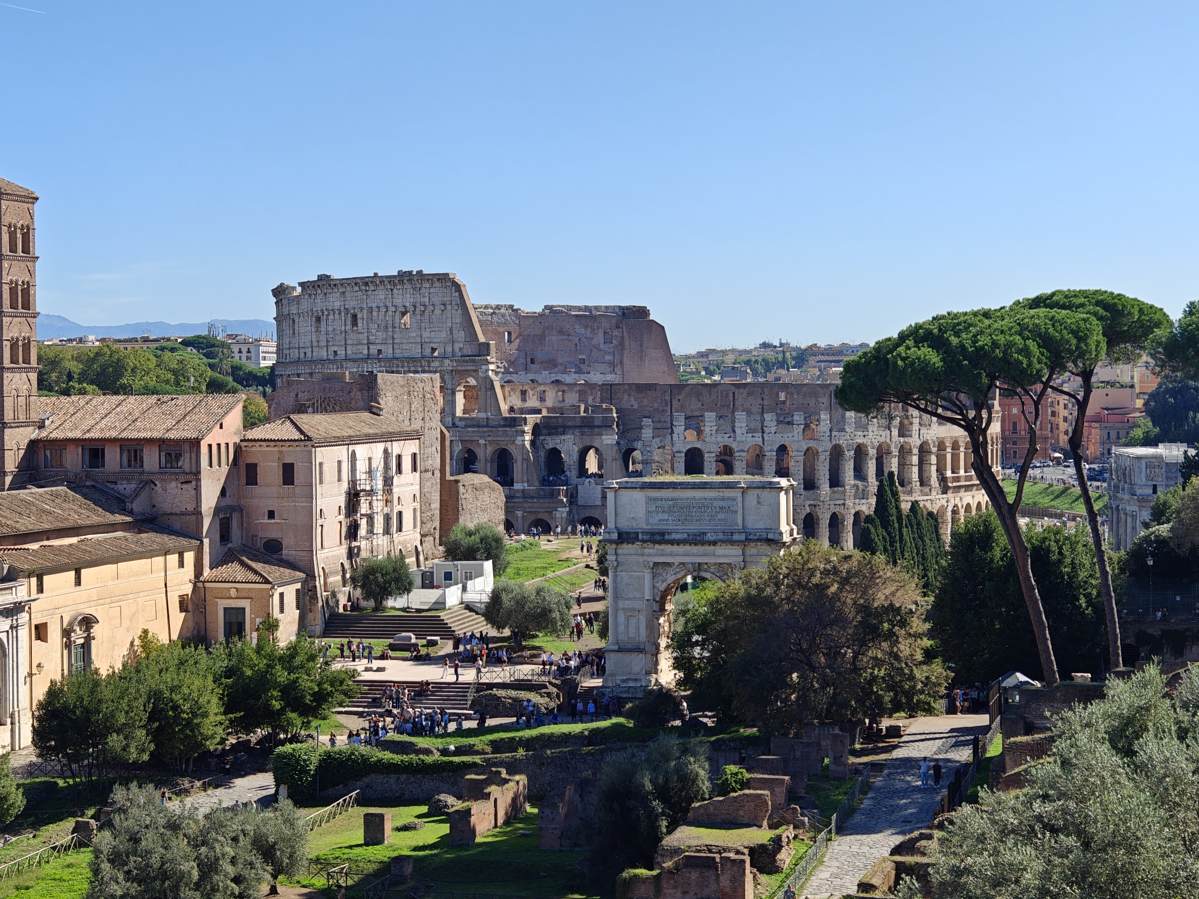 远处的斗兽场和两座凯旋门