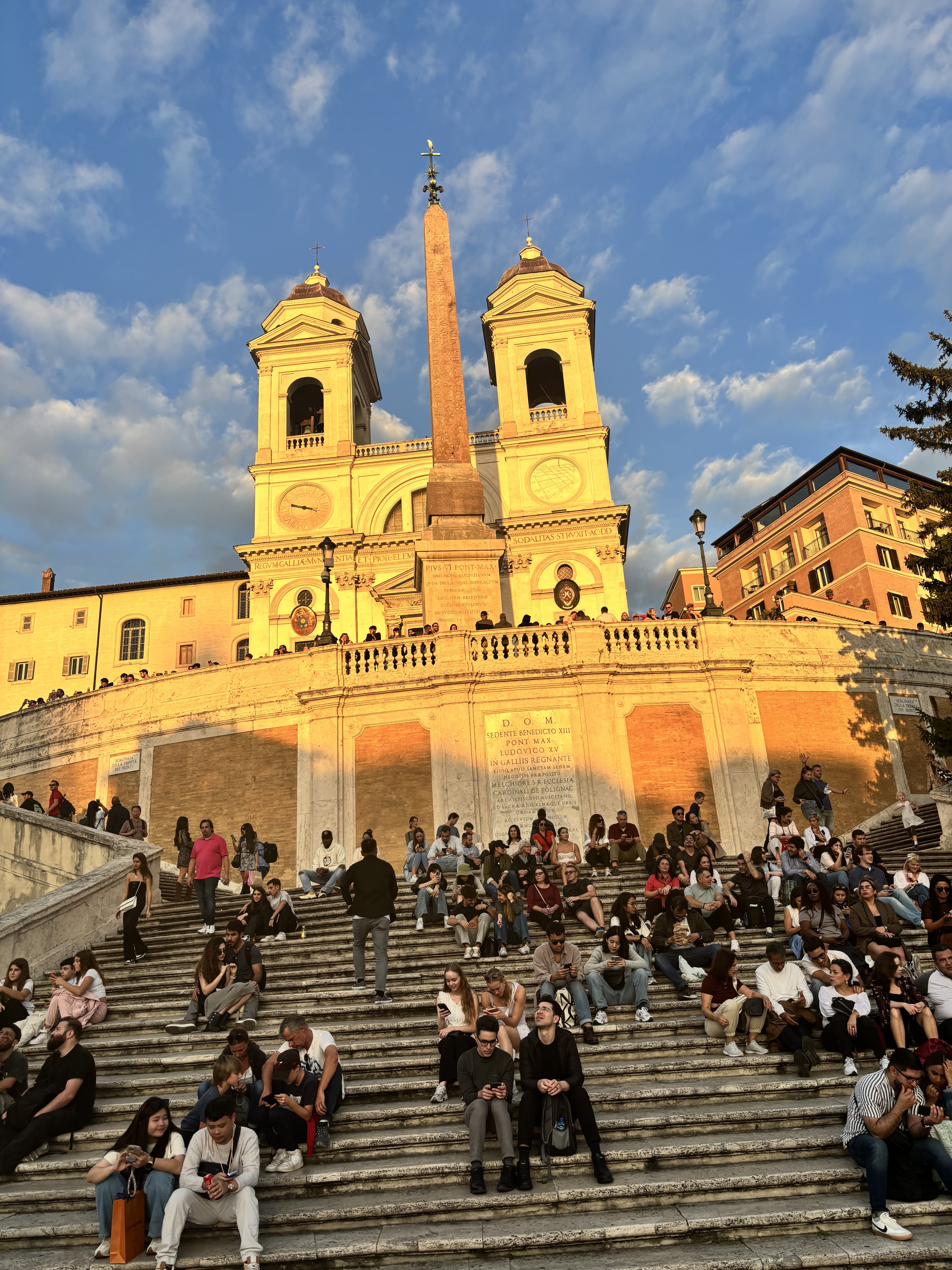 夕阳下的西班牙广场-C位的一对很瞩目