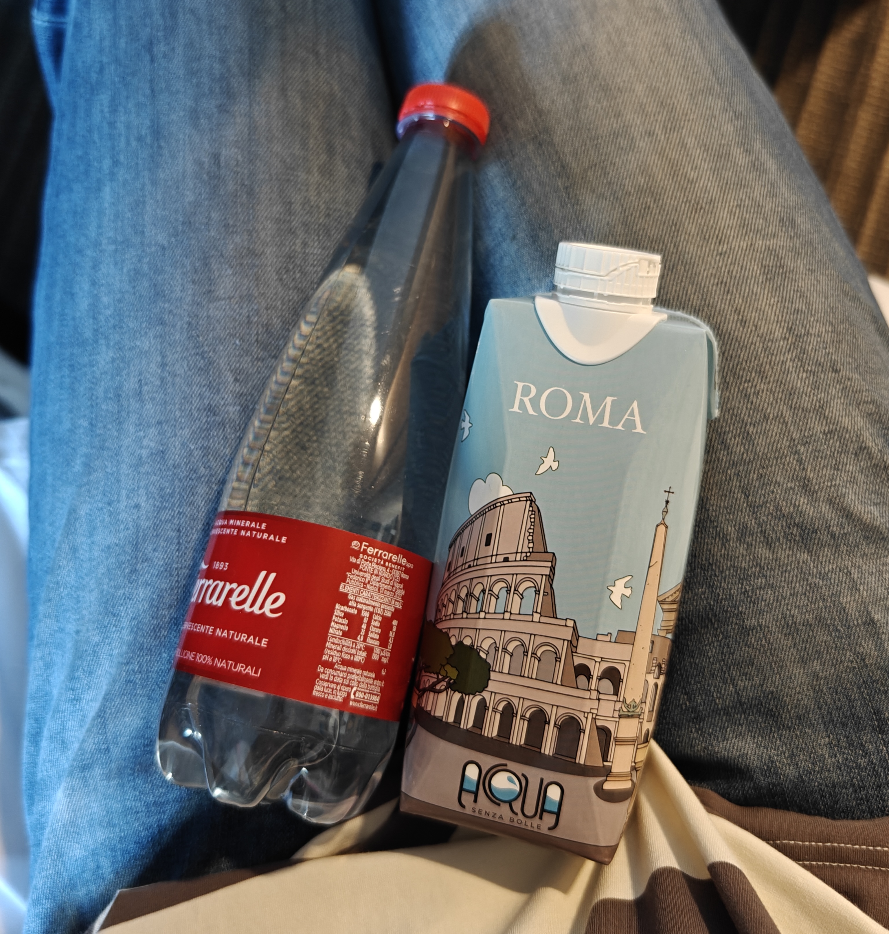 罗马酒店送的气泡水(左)和伪装成纯牛奶的纯净水(右) 