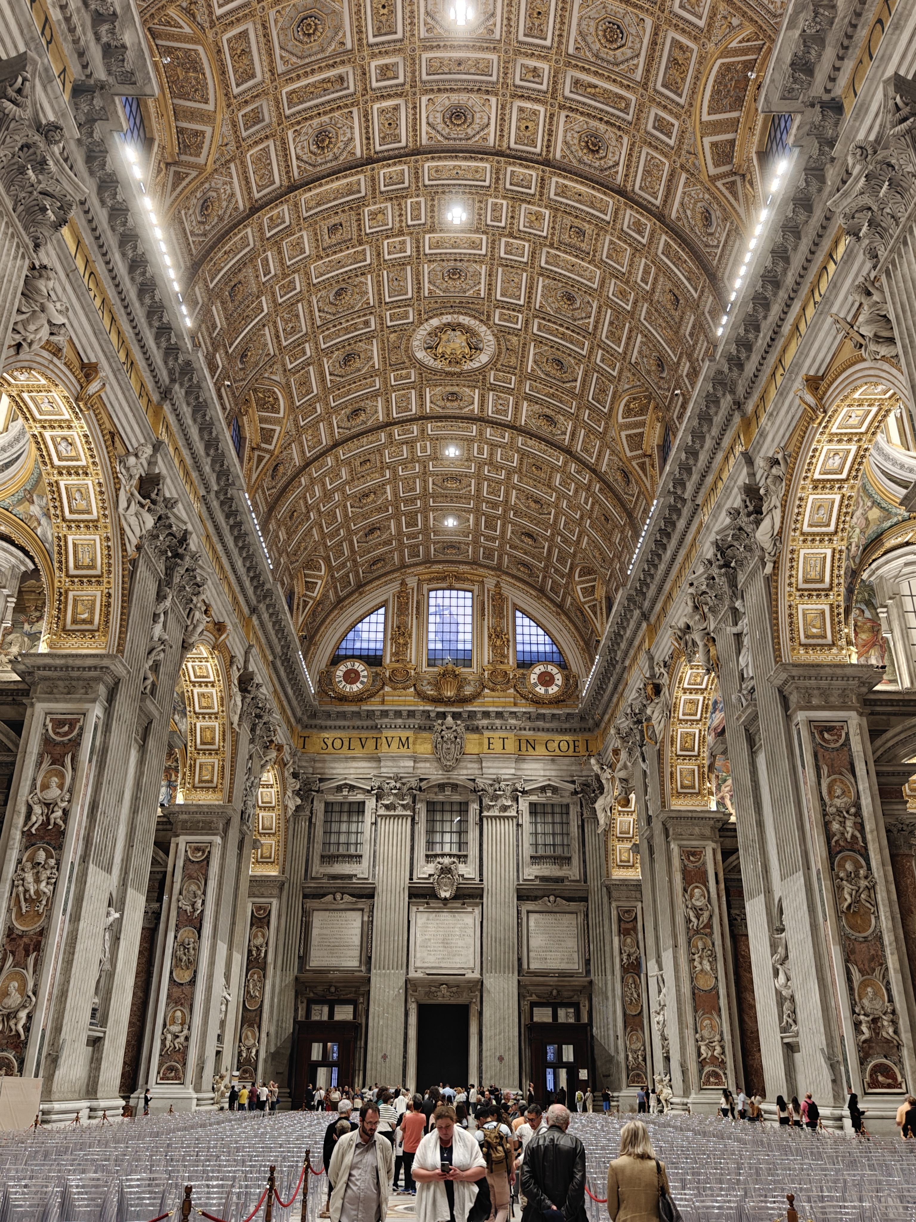 教堂从里往门口看