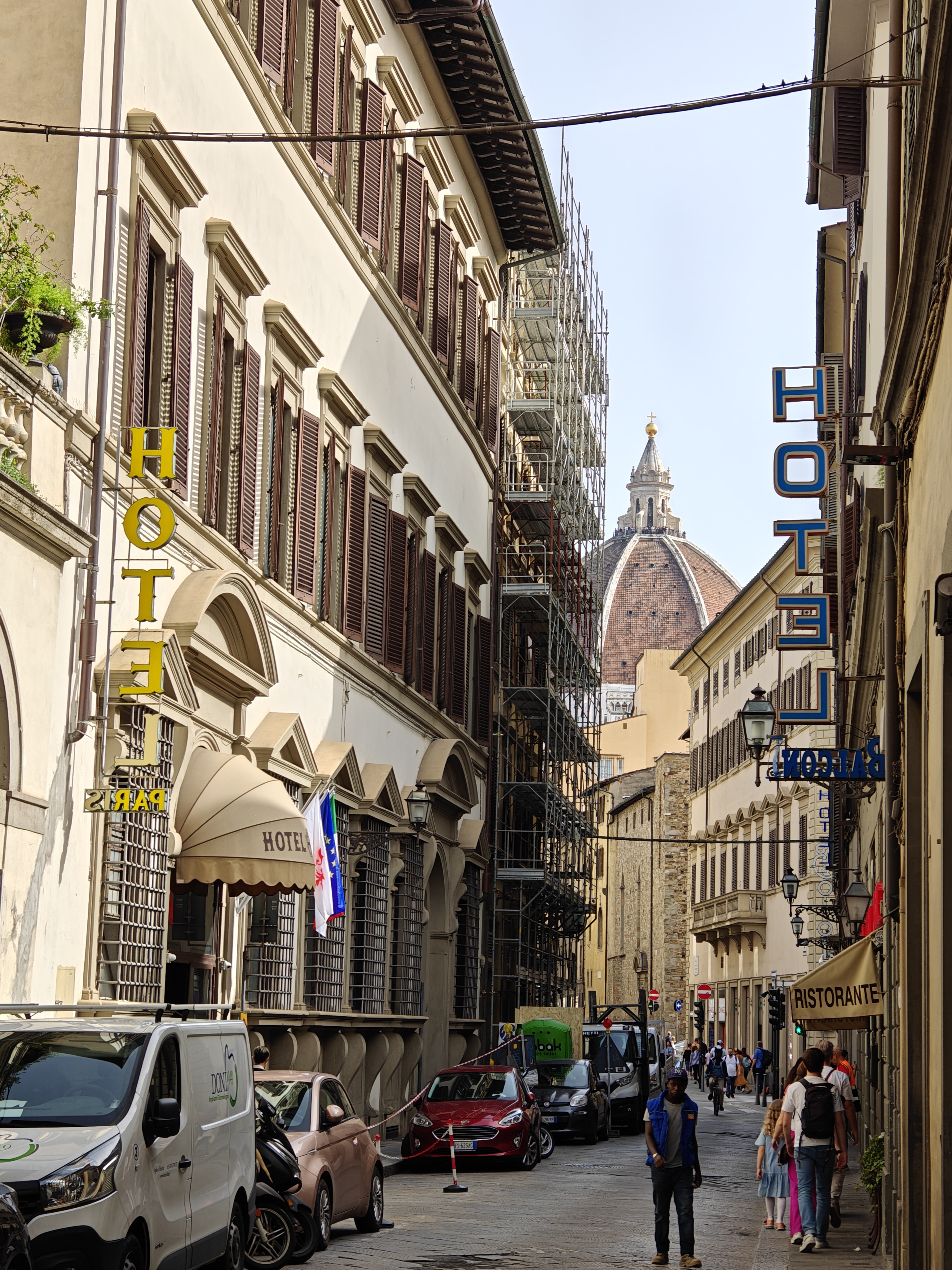 街道和远处的圣母百花教堂顶