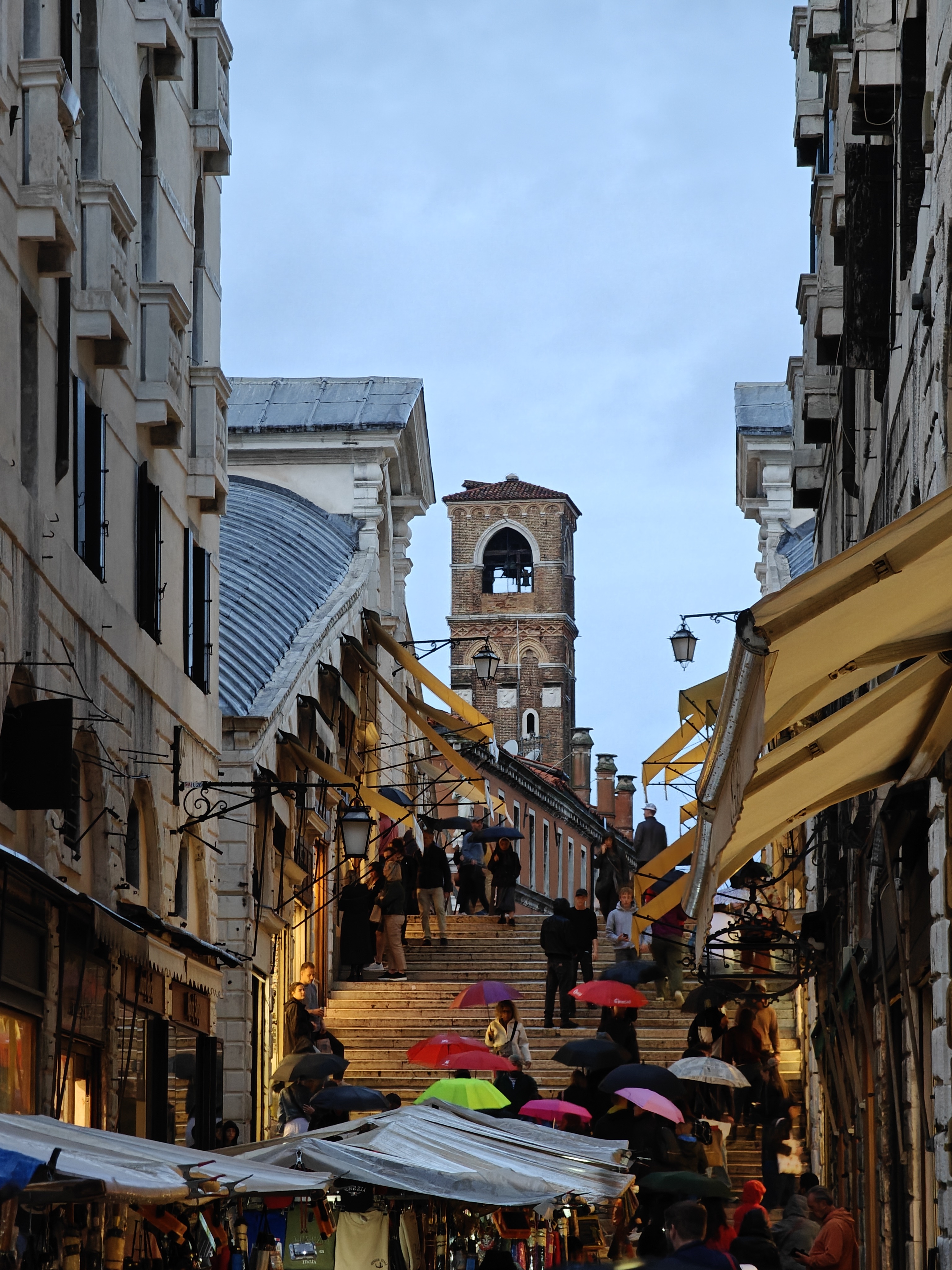 里亚托桥和桥上的商铺