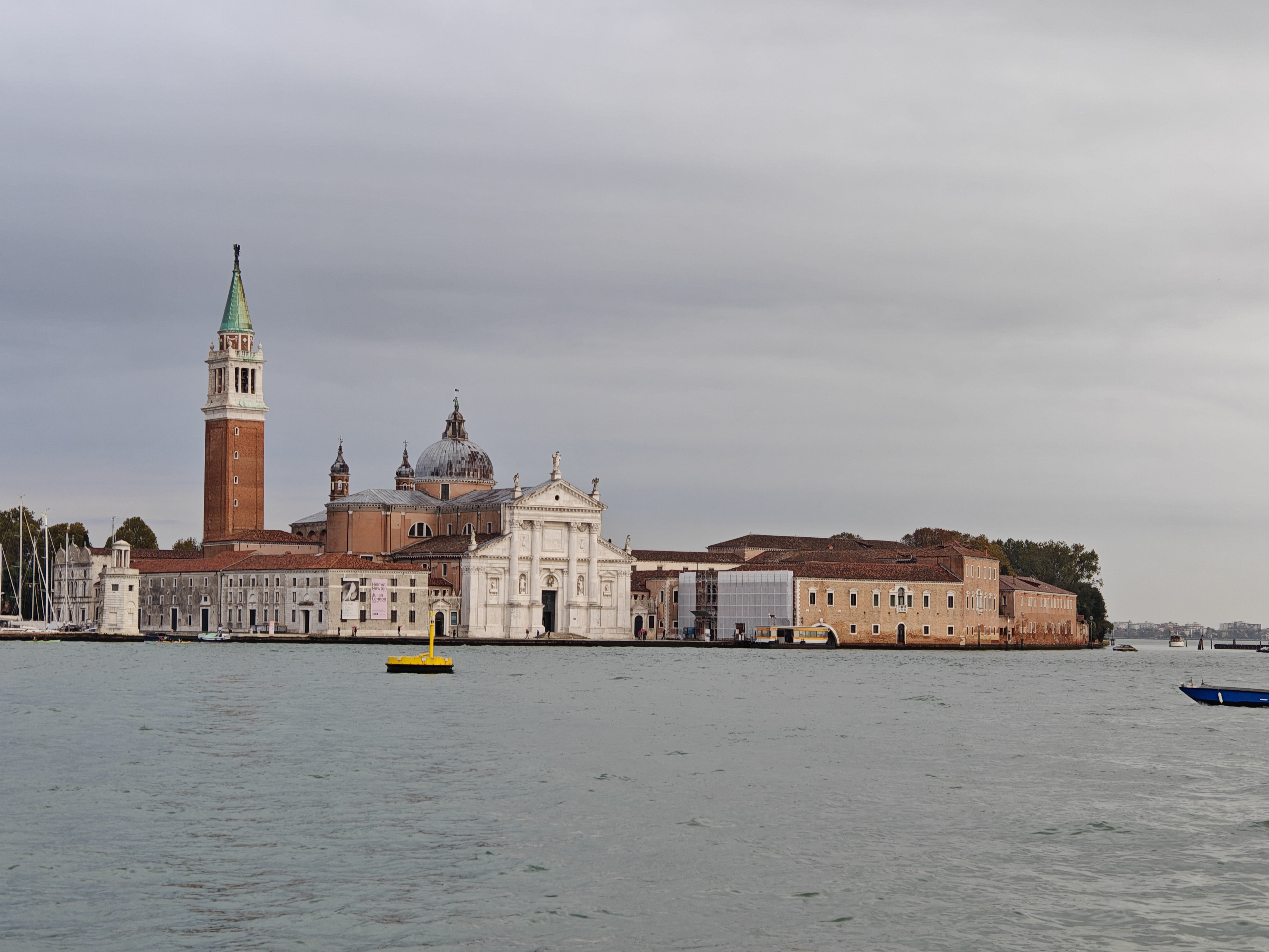 广场对面的威尼斯救主堂