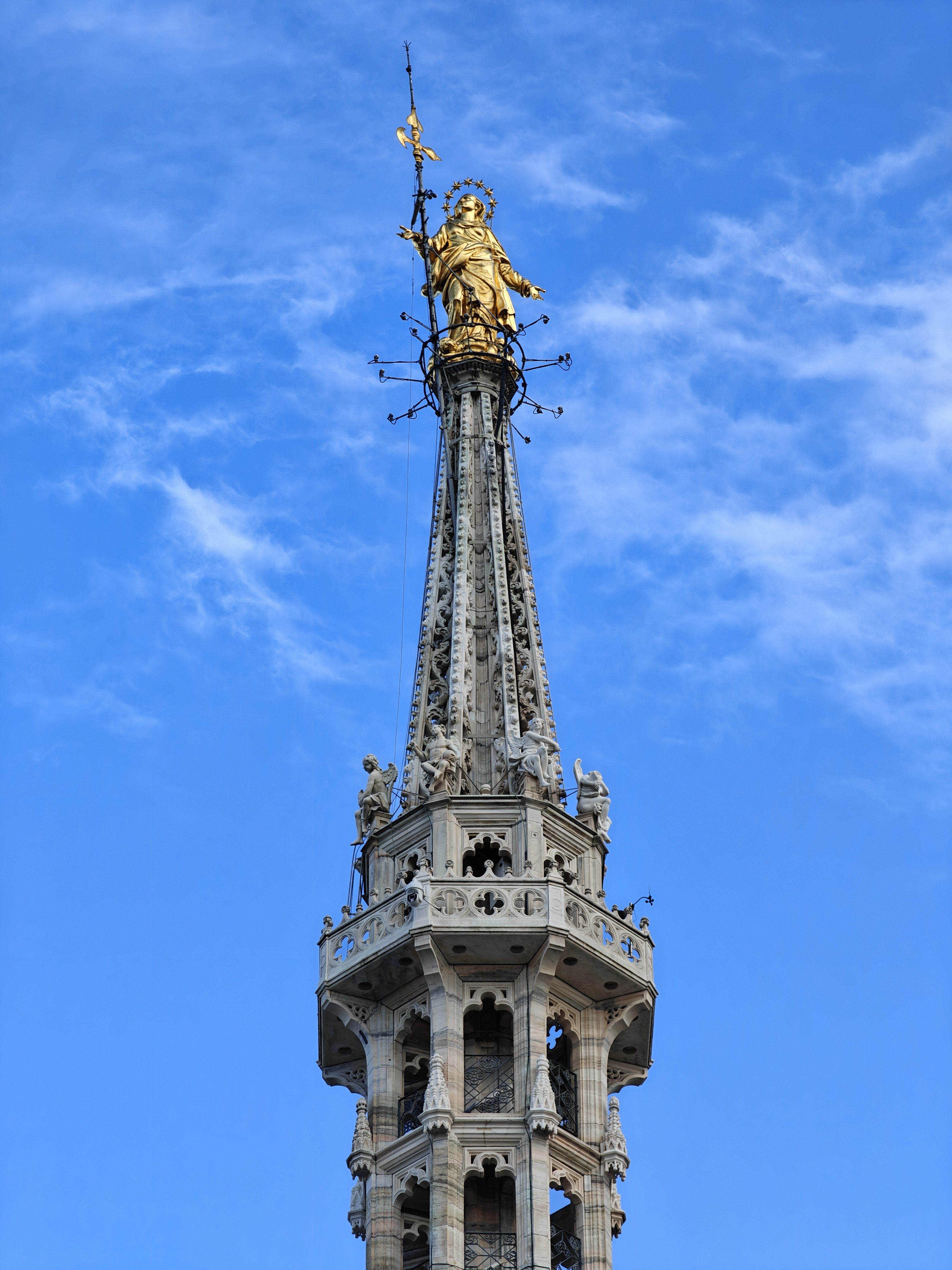 最高塔尖上的镀金圣母玛利亚雕像