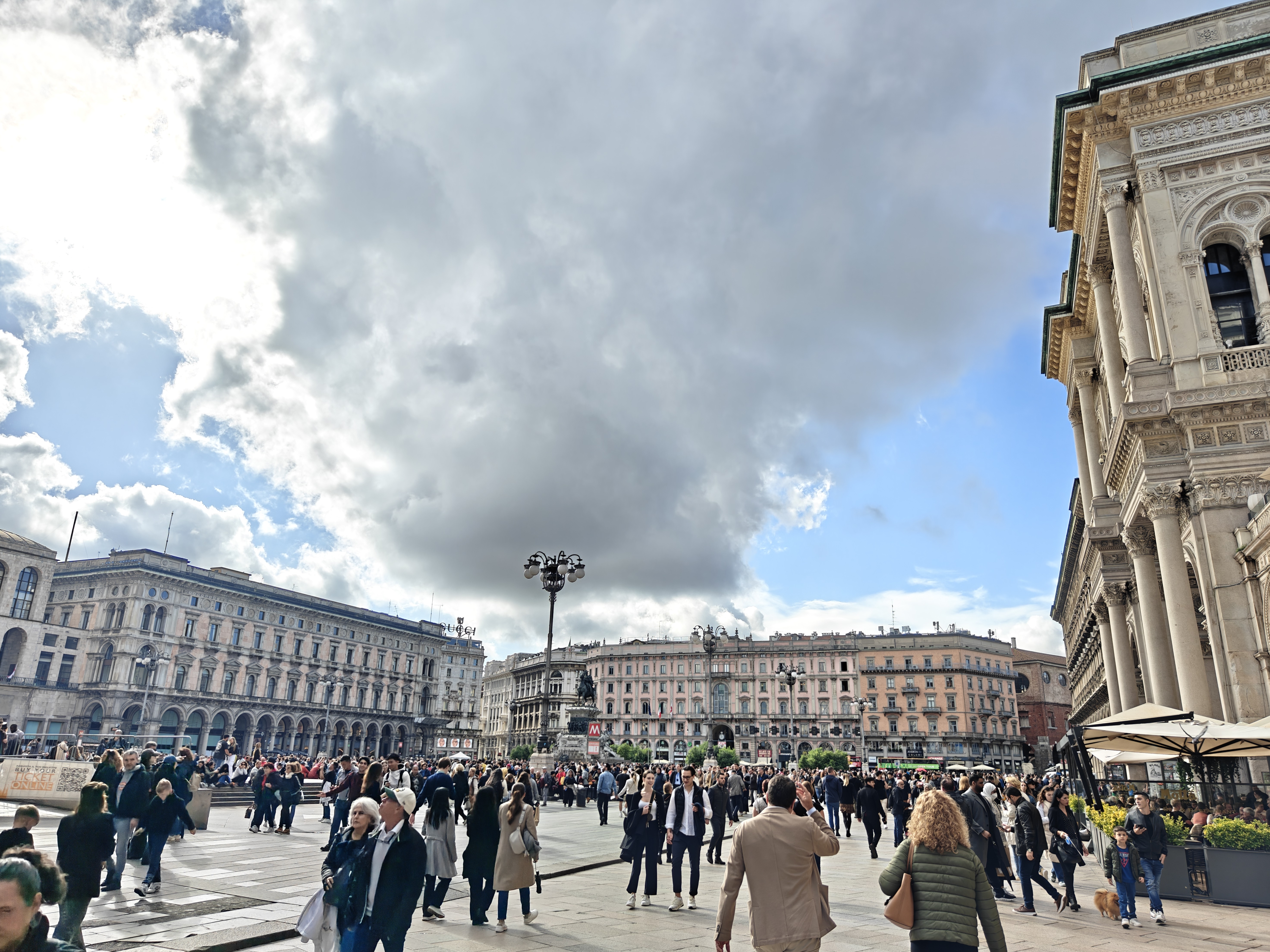 广场右侧米兰王宫