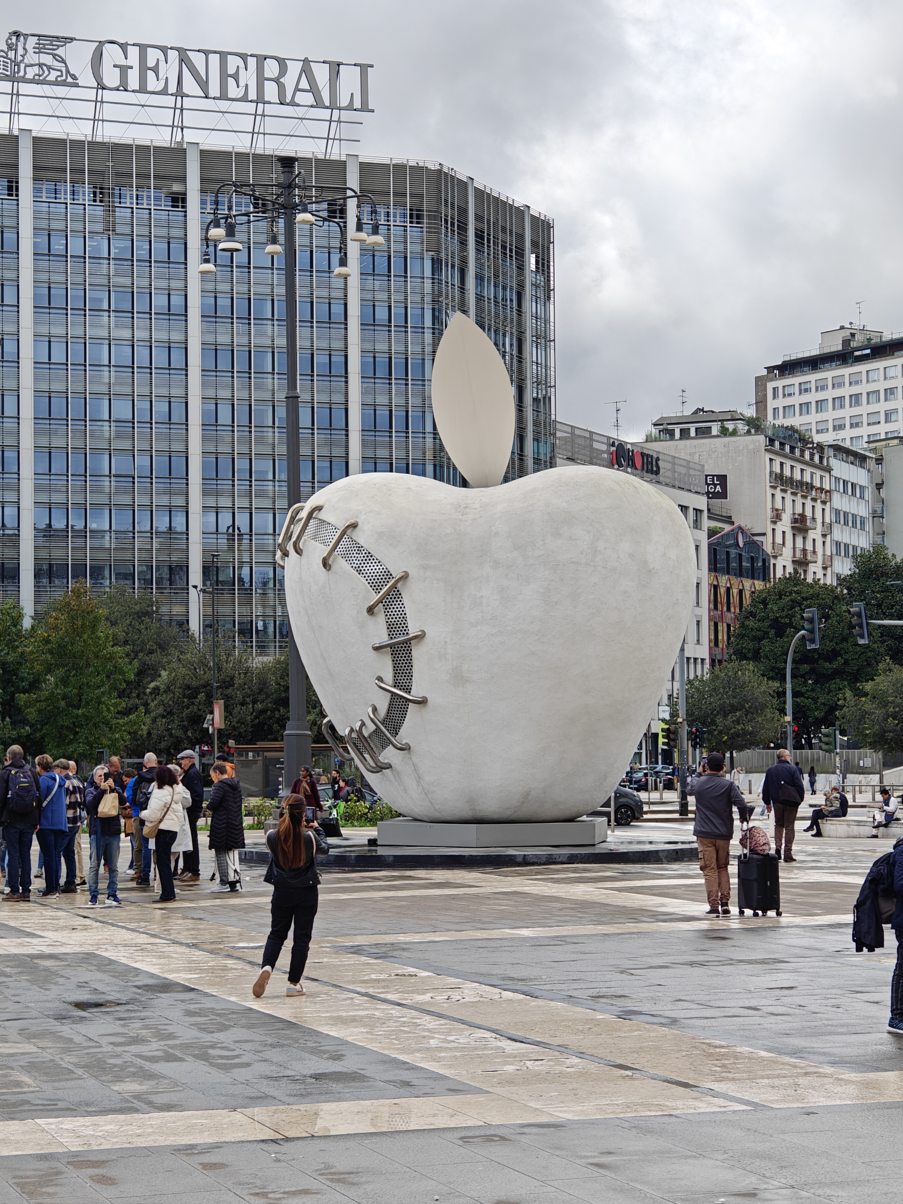 火车站广场苹果雕塑