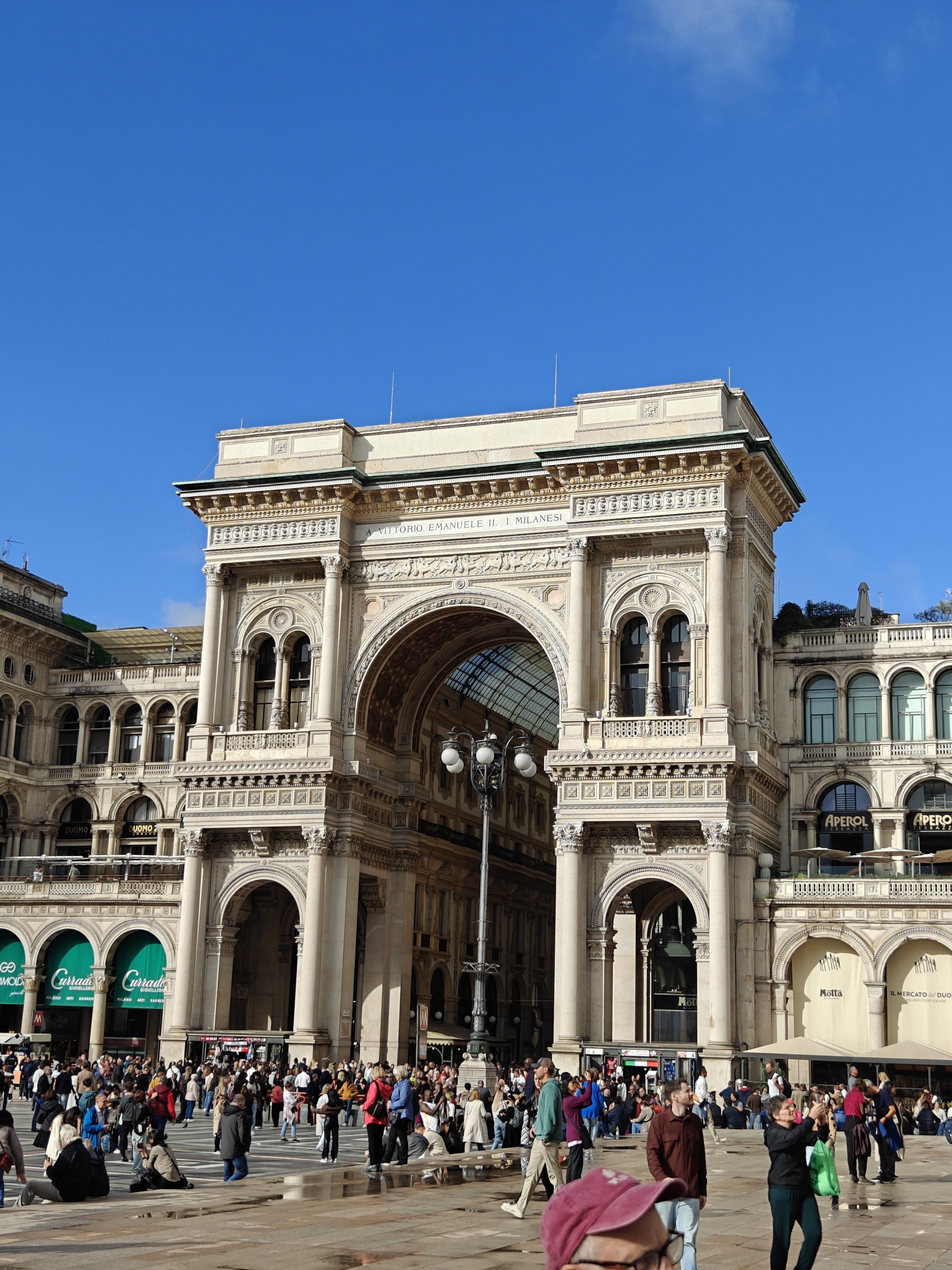 广场左侧埃马努埃莱二世拱廊