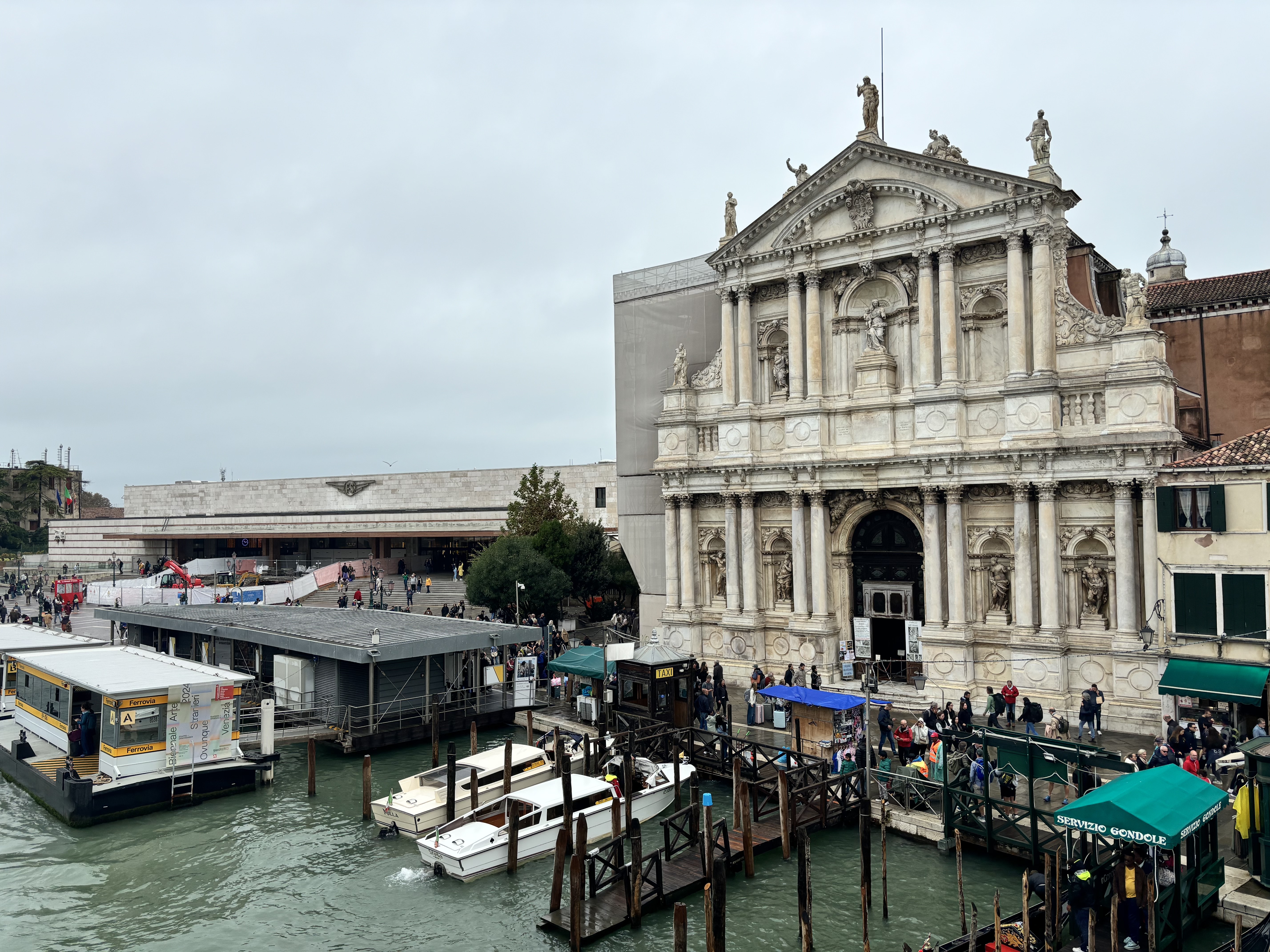 火车站(左)与圣玛利亚教堂(右)