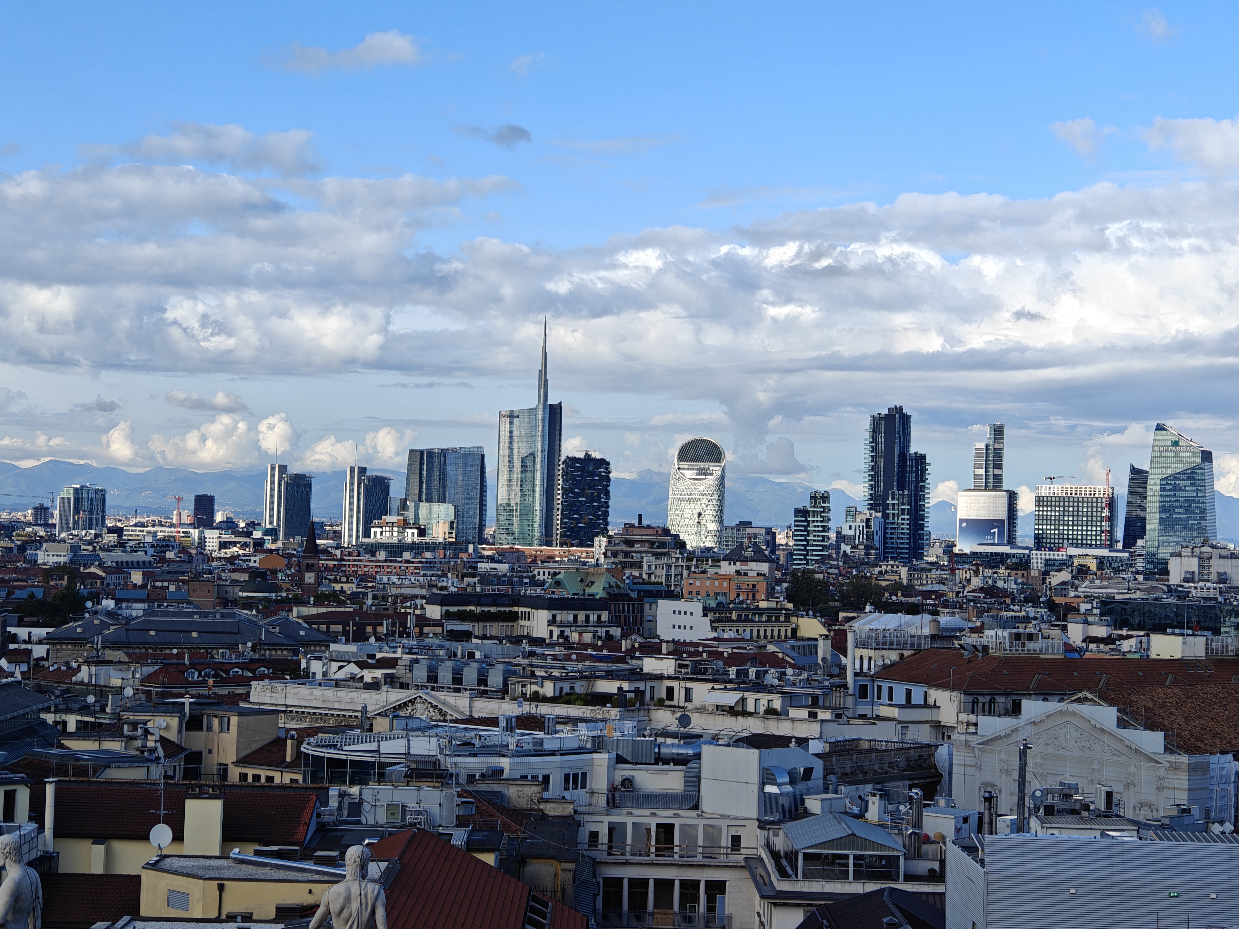 顶部视野和远处的阿尔卑斯山脉