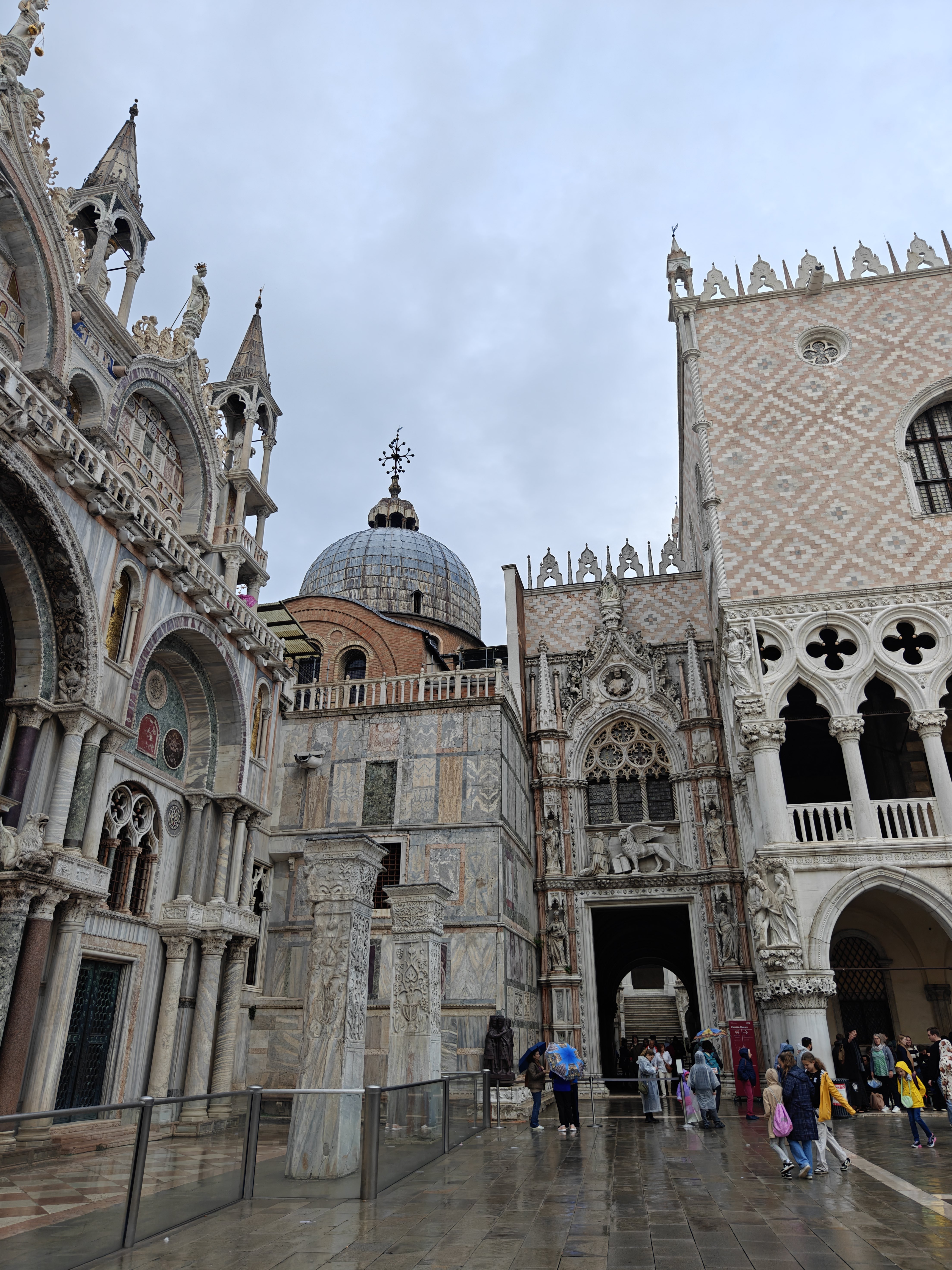 圣马可教堂侧面(左)和总督宫(右)