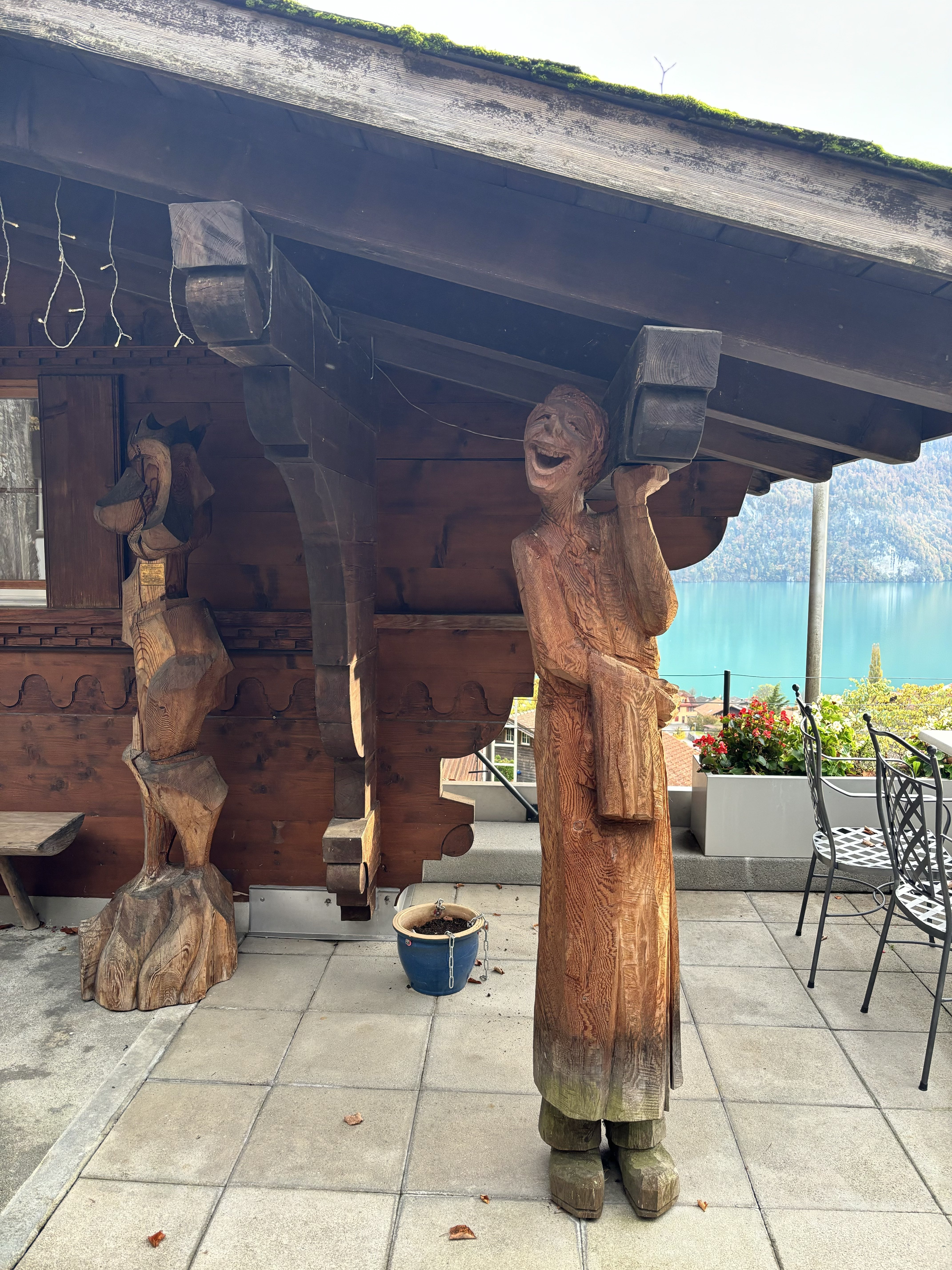 酒店木雕和右边的观景台