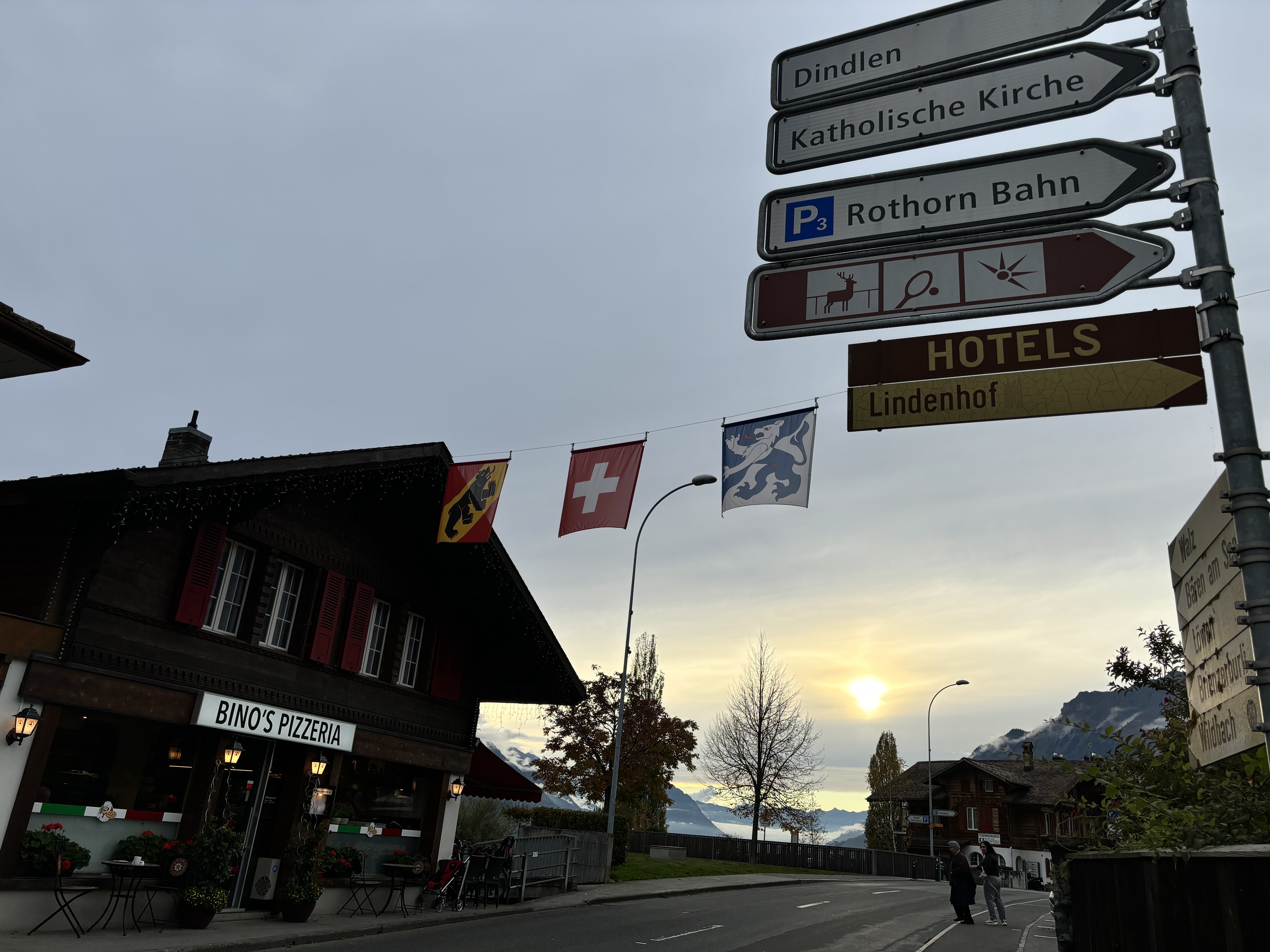 餐厅和小镇主路