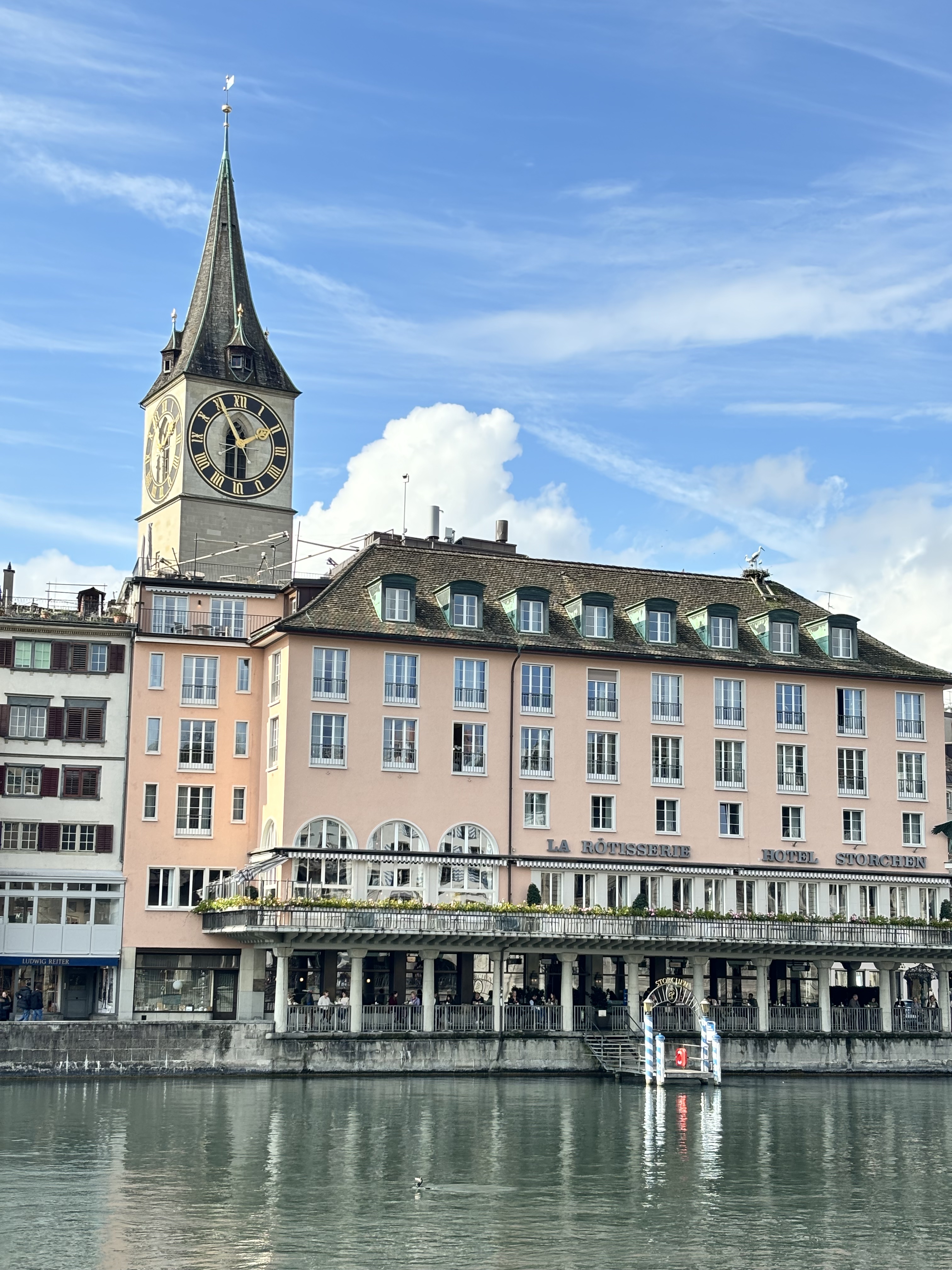 对面的苏黎世圣彼得教堂