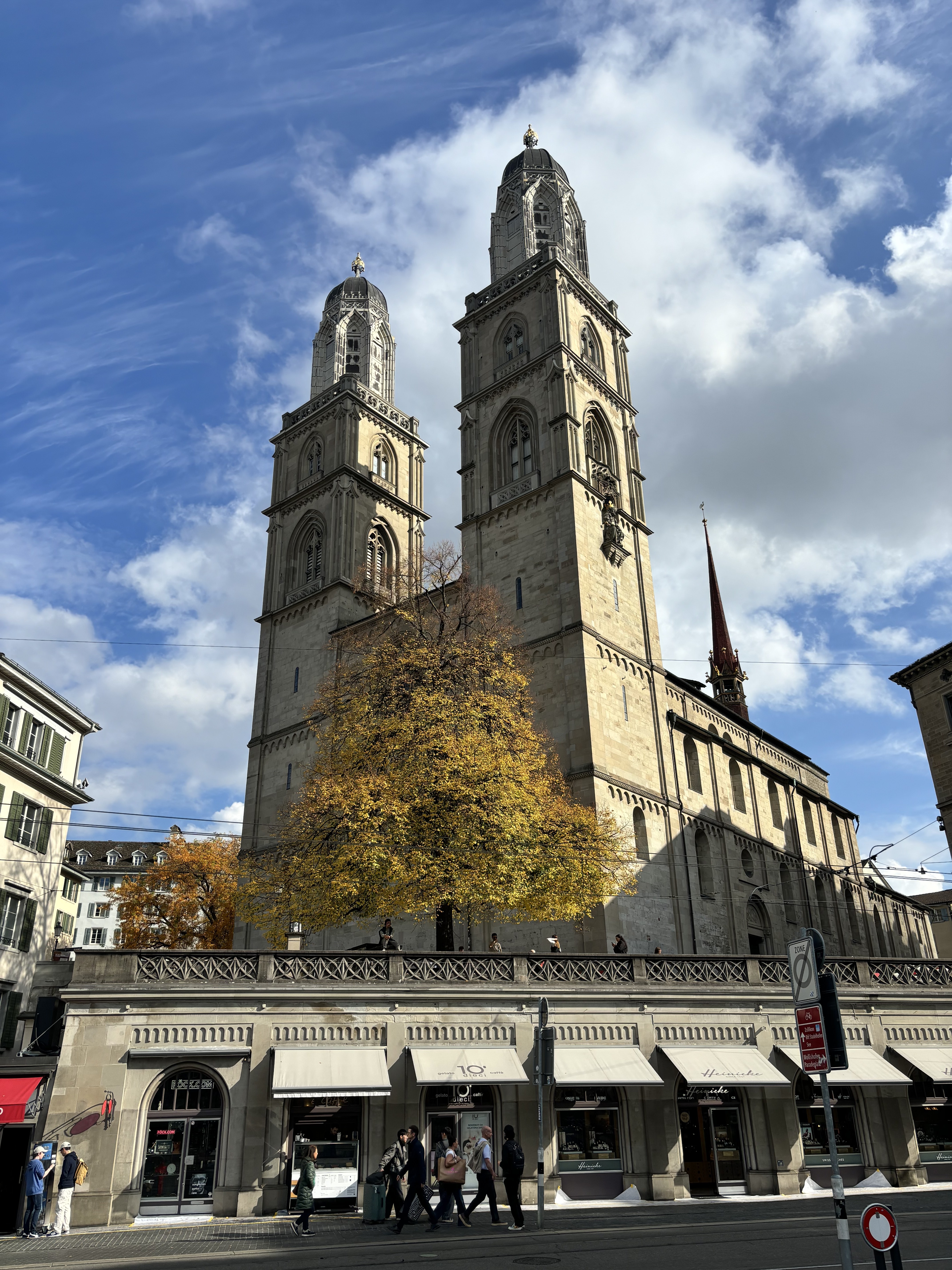 蓝天下的苏黎世大教堂