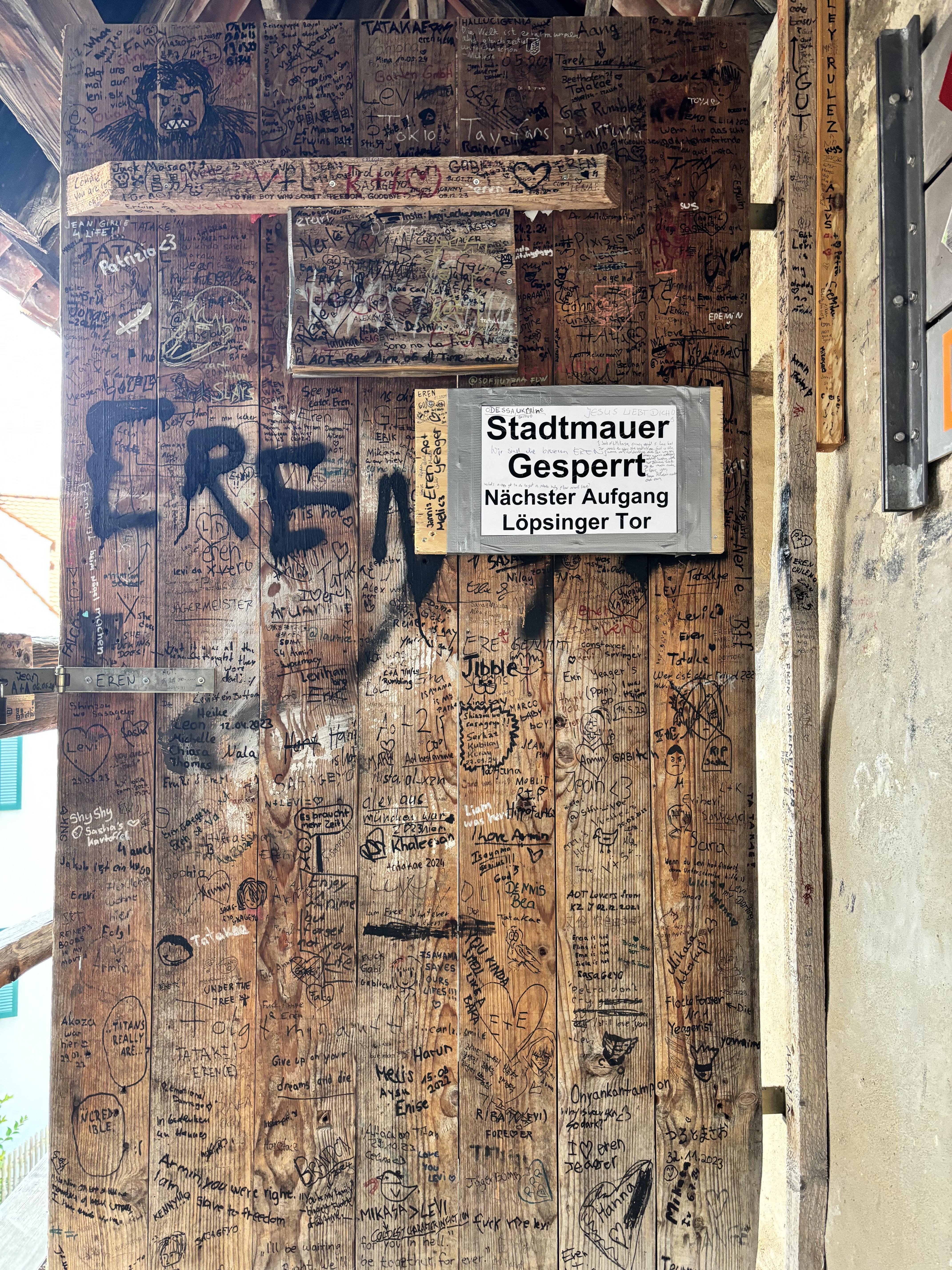 城墙上的巨人党足迹