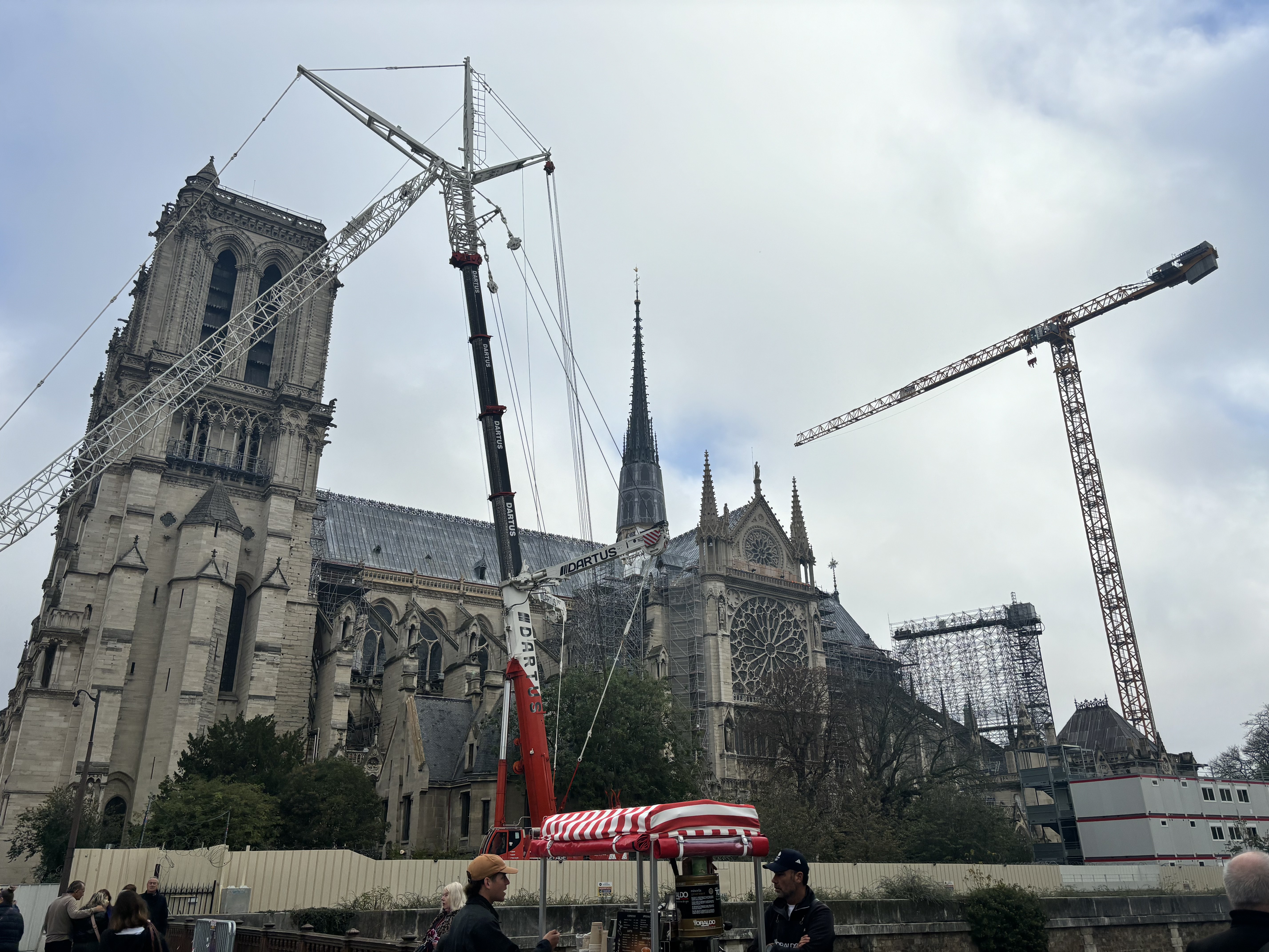 修缮中的巴黎圣母院侧面