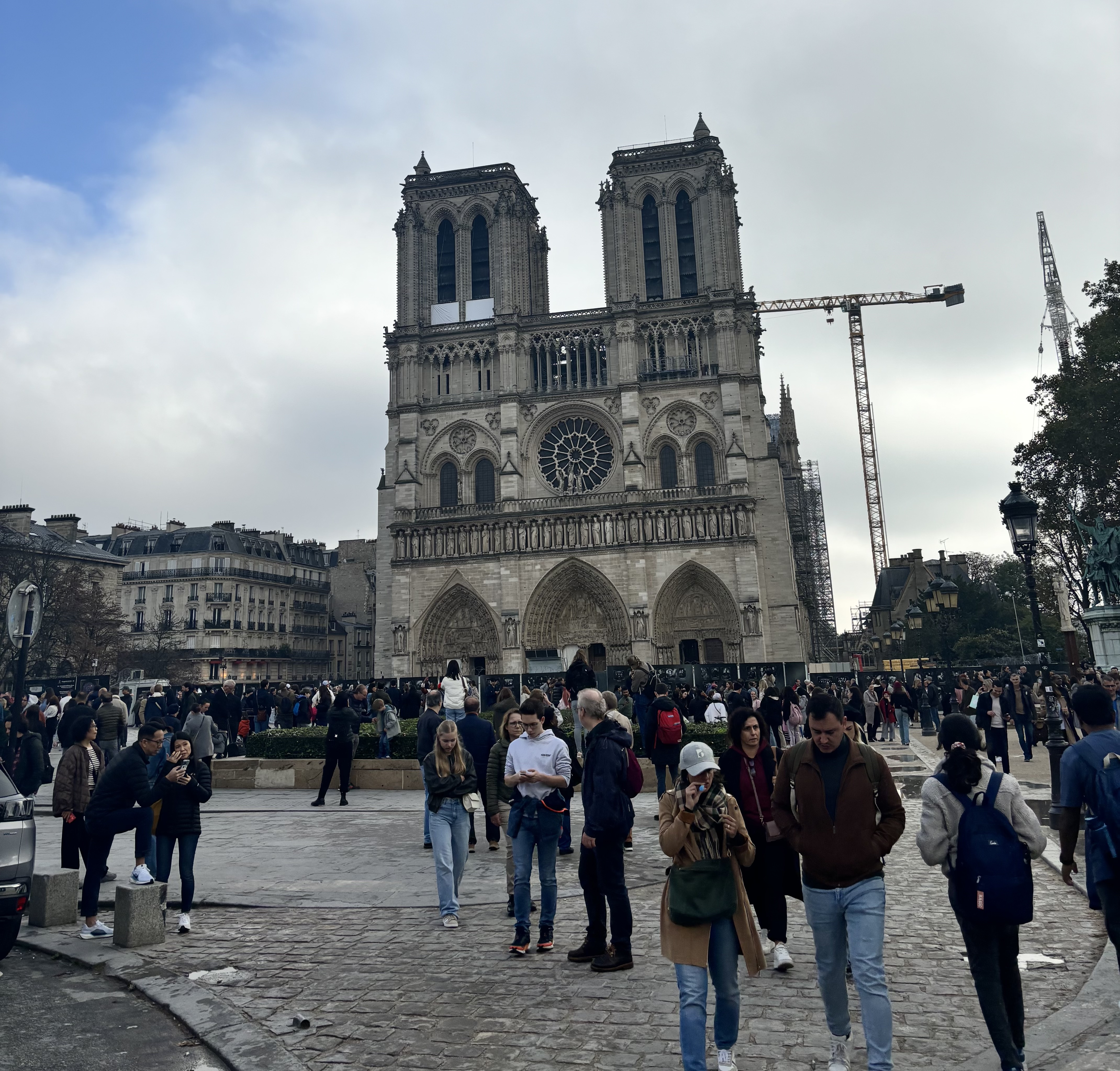 修缮中的巴黎圣母院正面