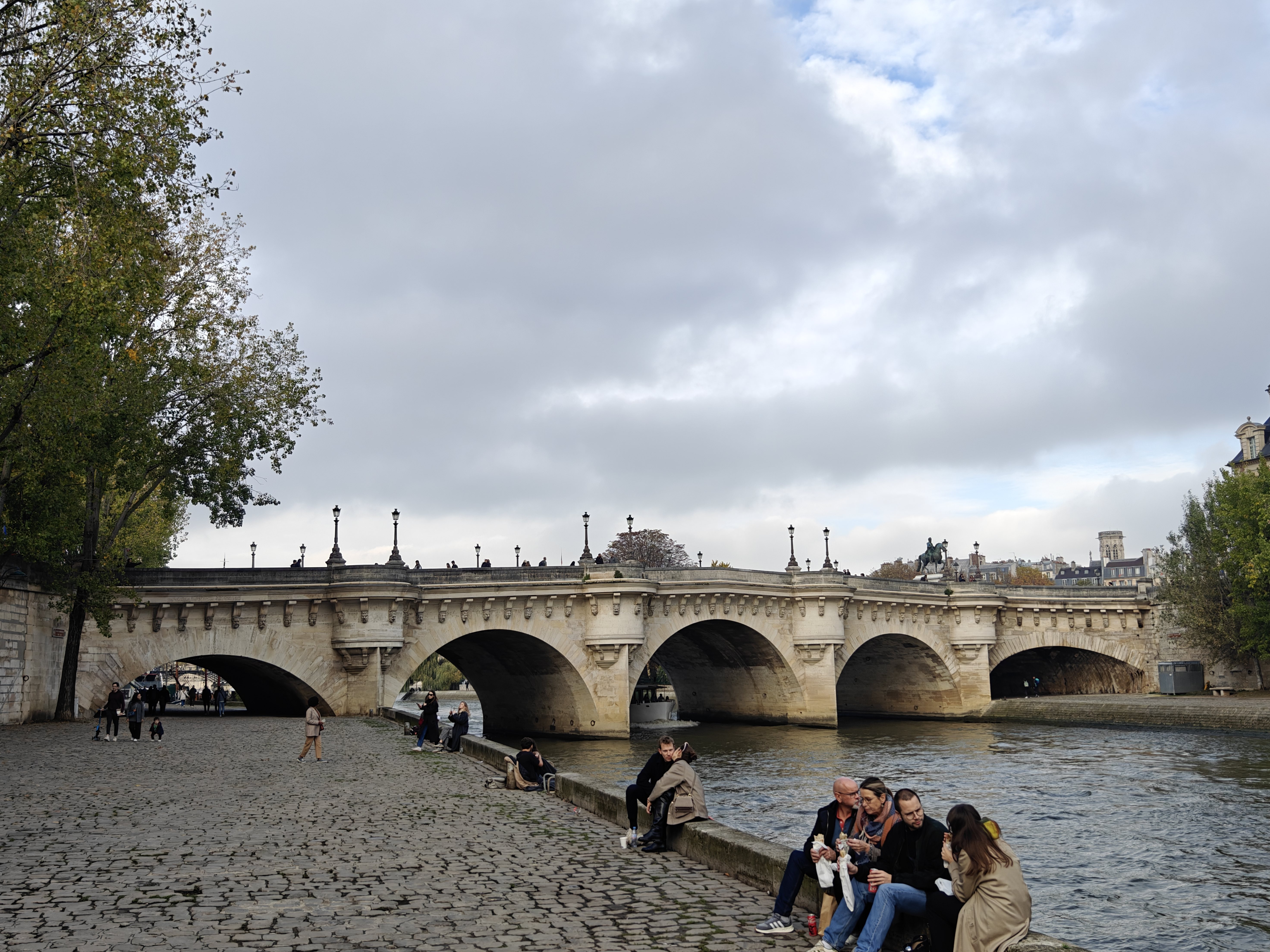 塞纳河边和前面的圣米歇尔桥