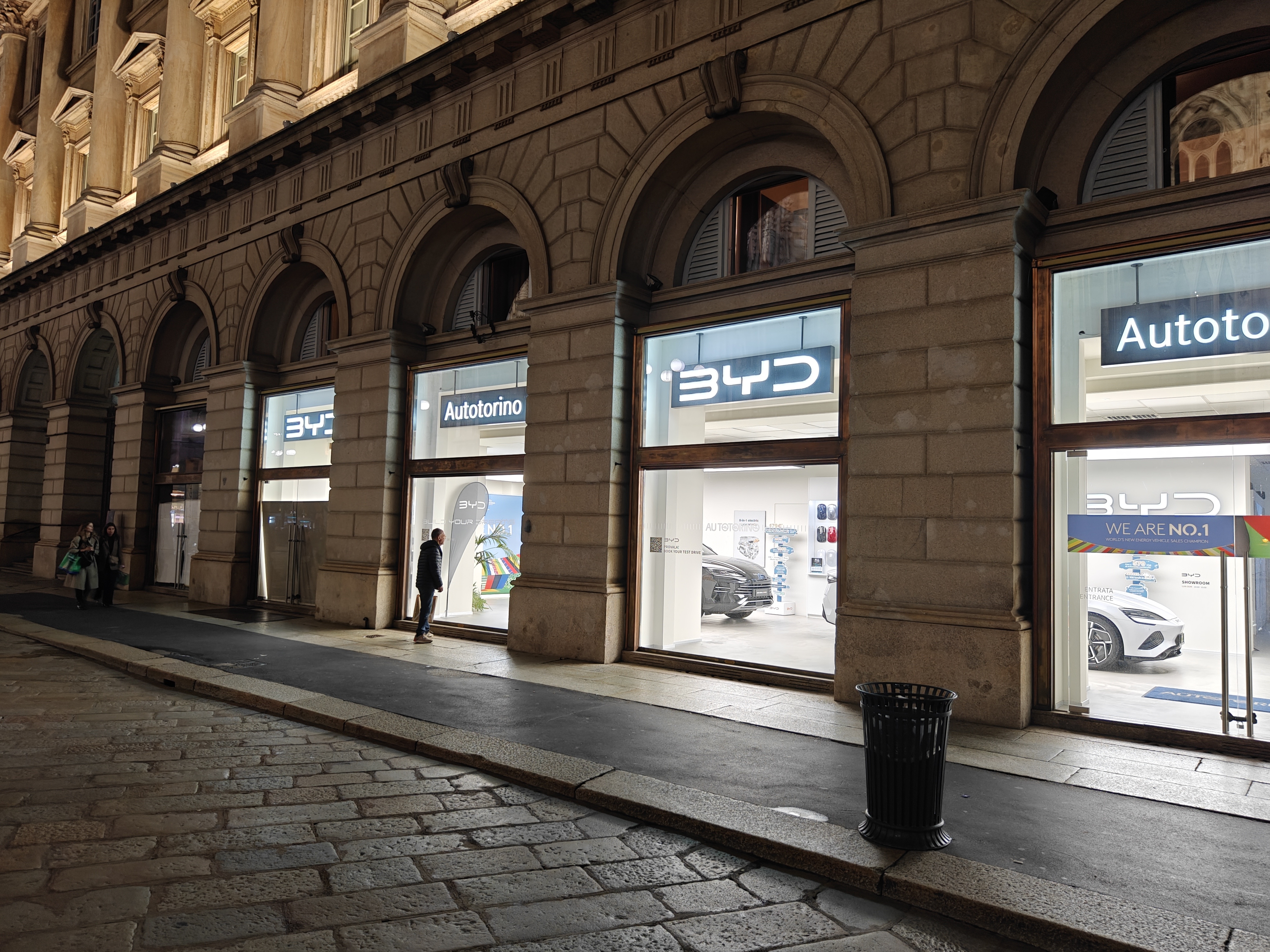 米兰大教堂后的比亚迪门店