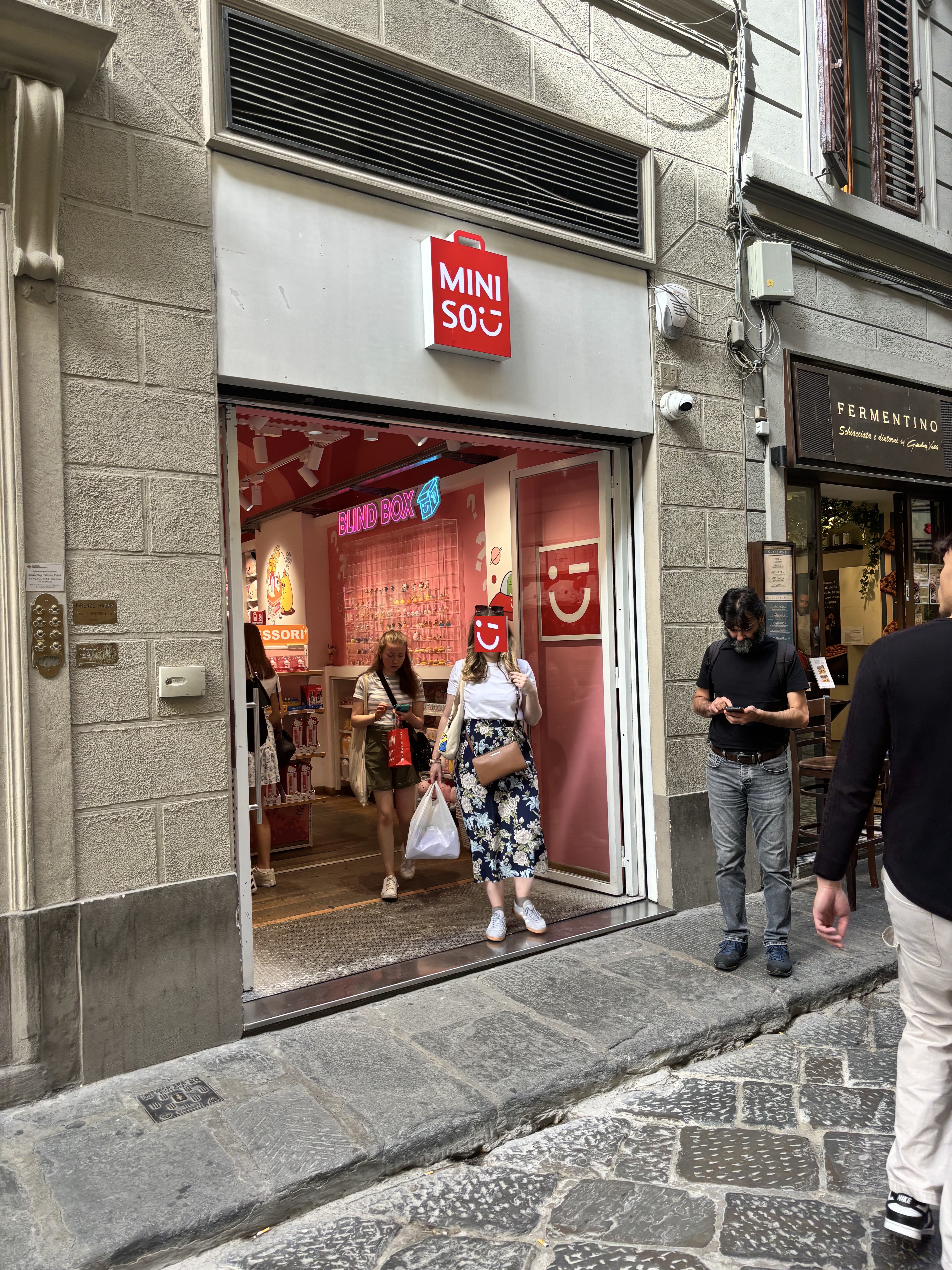 佛罗伦萨百花大教堂旁的 MINISO 门店